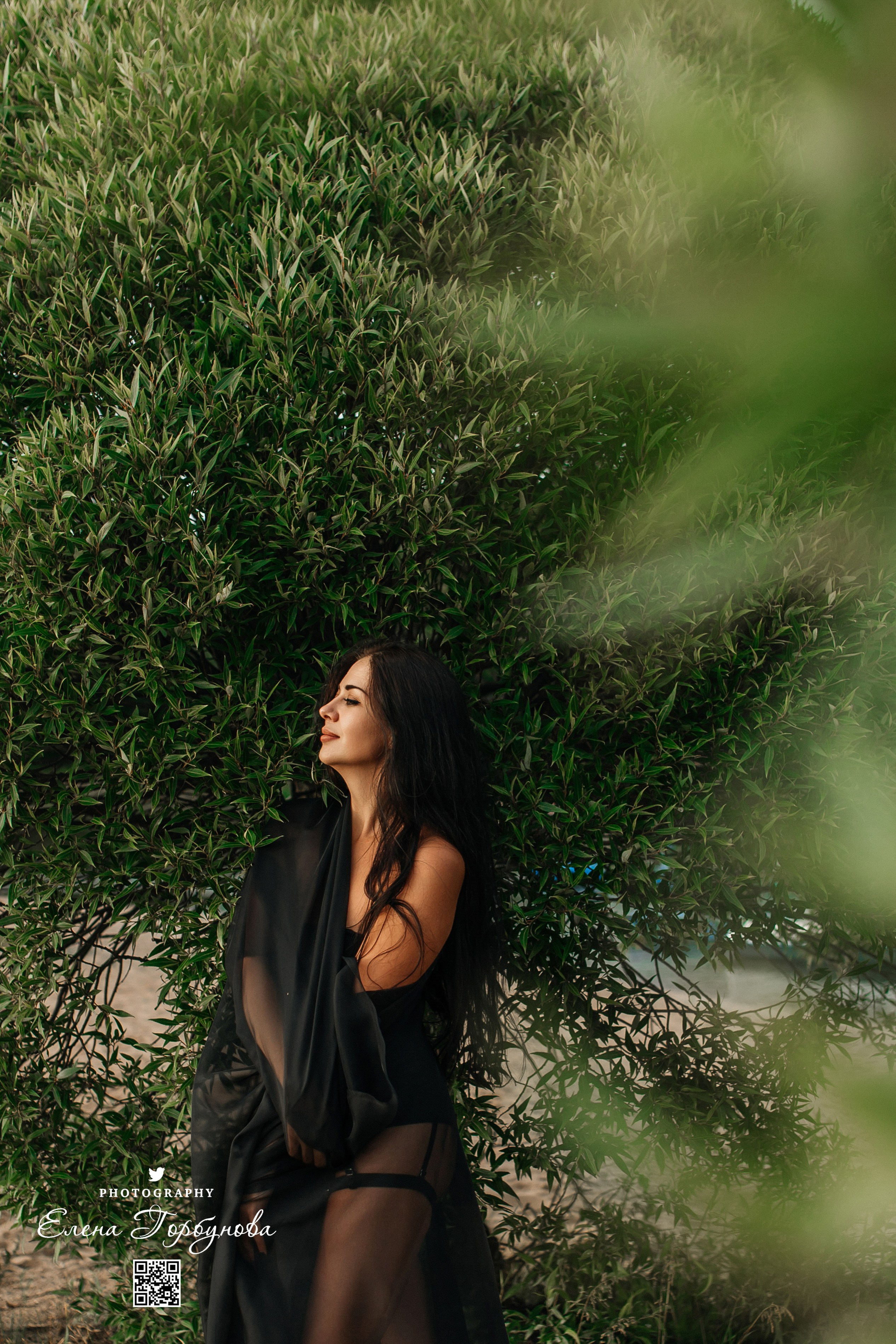 Девушка фотографирутся в листьях ивы