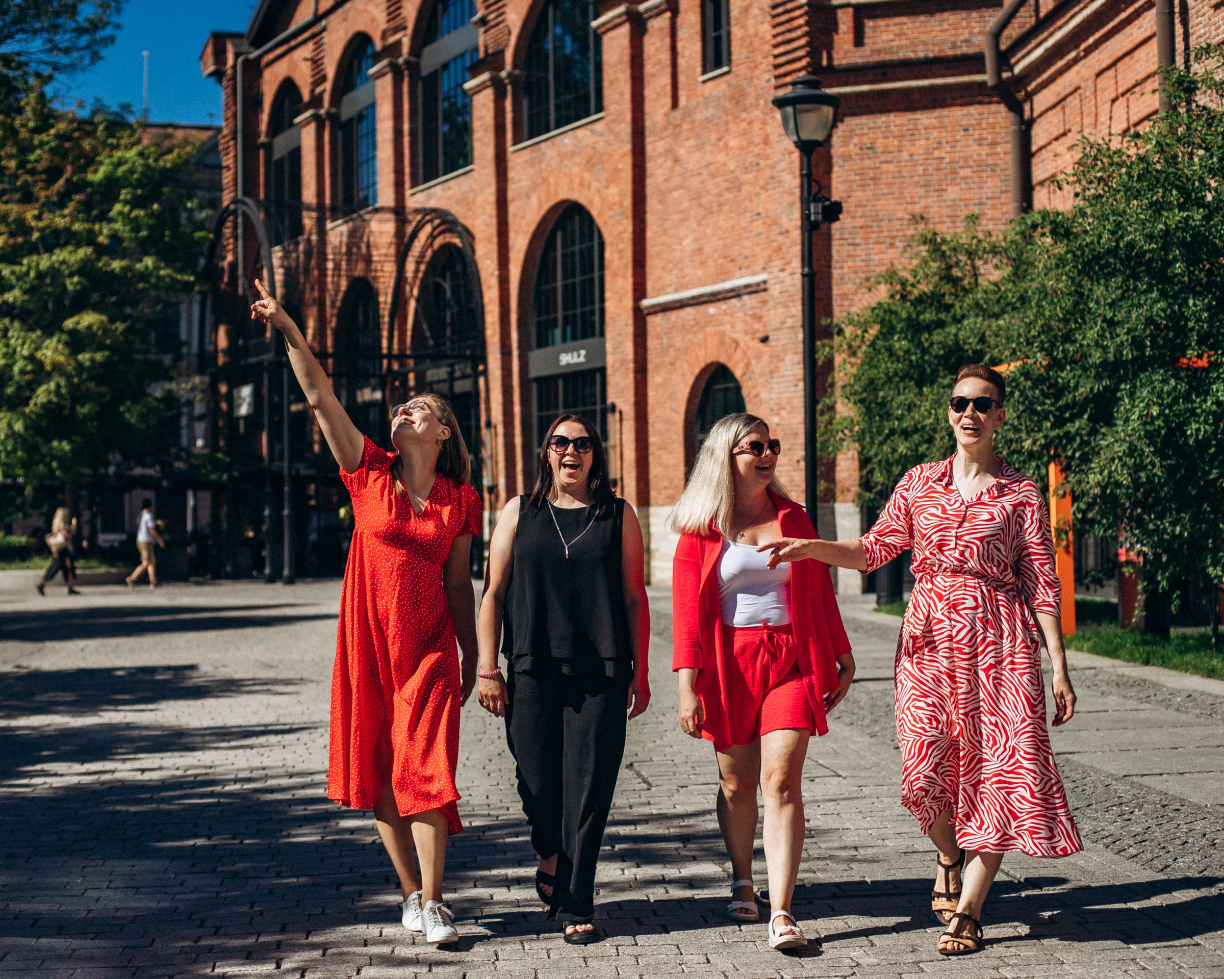 Катерина с подругами в июне. Фотопрогулка в Петербурге. Индивидуальный и семейный фотограф в Санкт-Петербурге