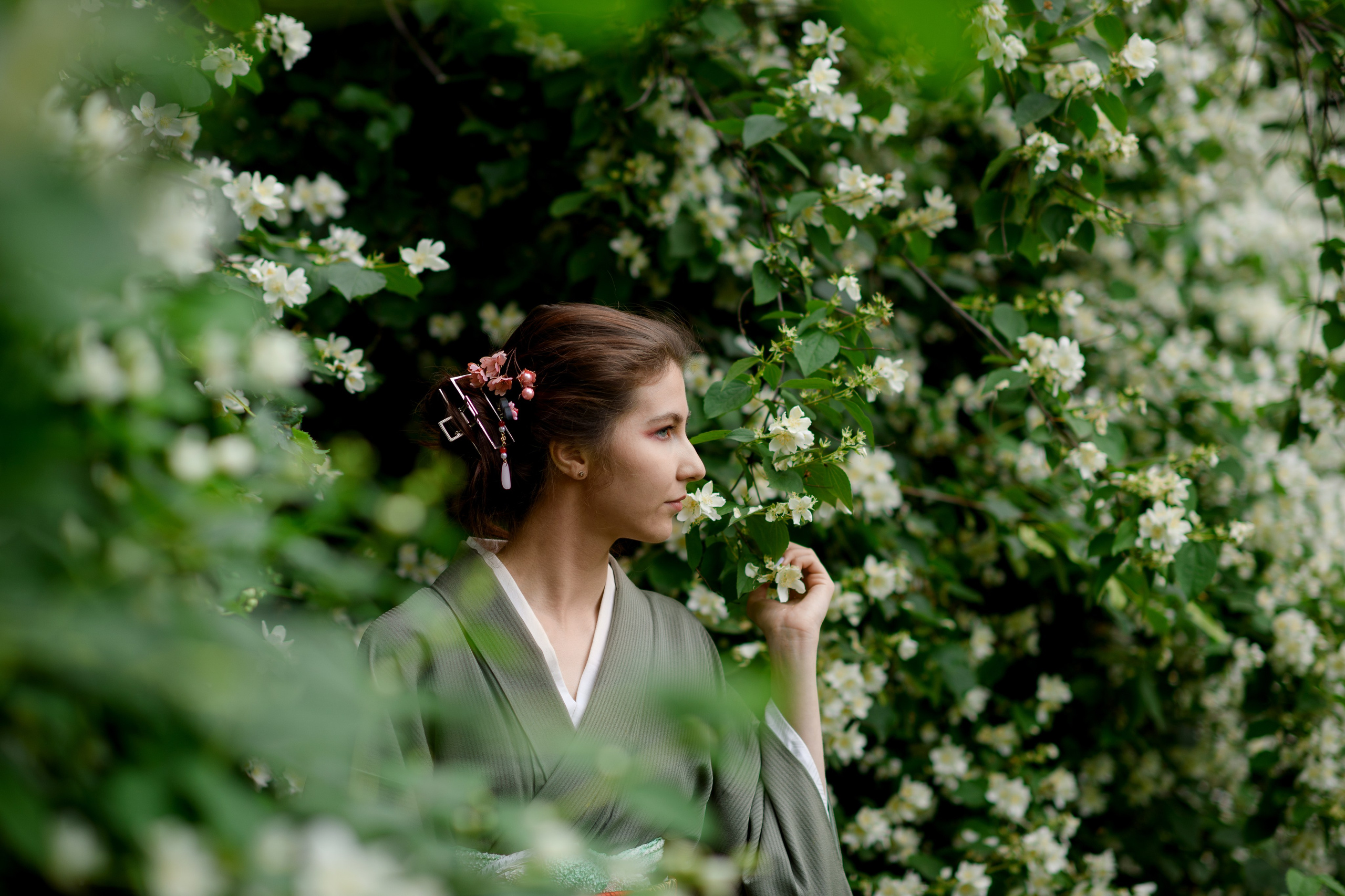 Фотосессия в цветущем чубушнике в саду им. Баумана. Главная