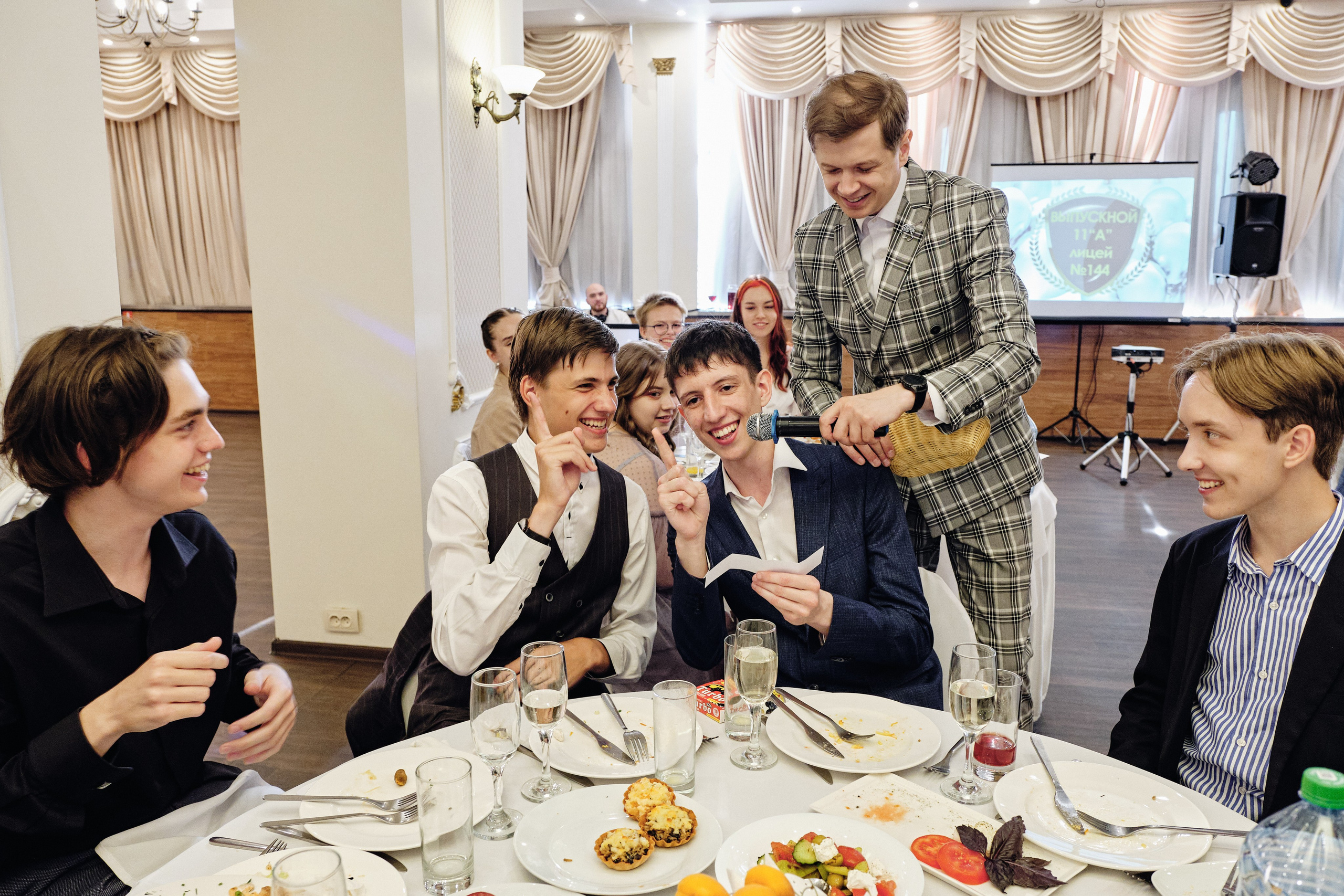 Фотограф на выпускной в СПб. Семейные и свадебные фотосессии в СПб, в студии, на улице, на природе