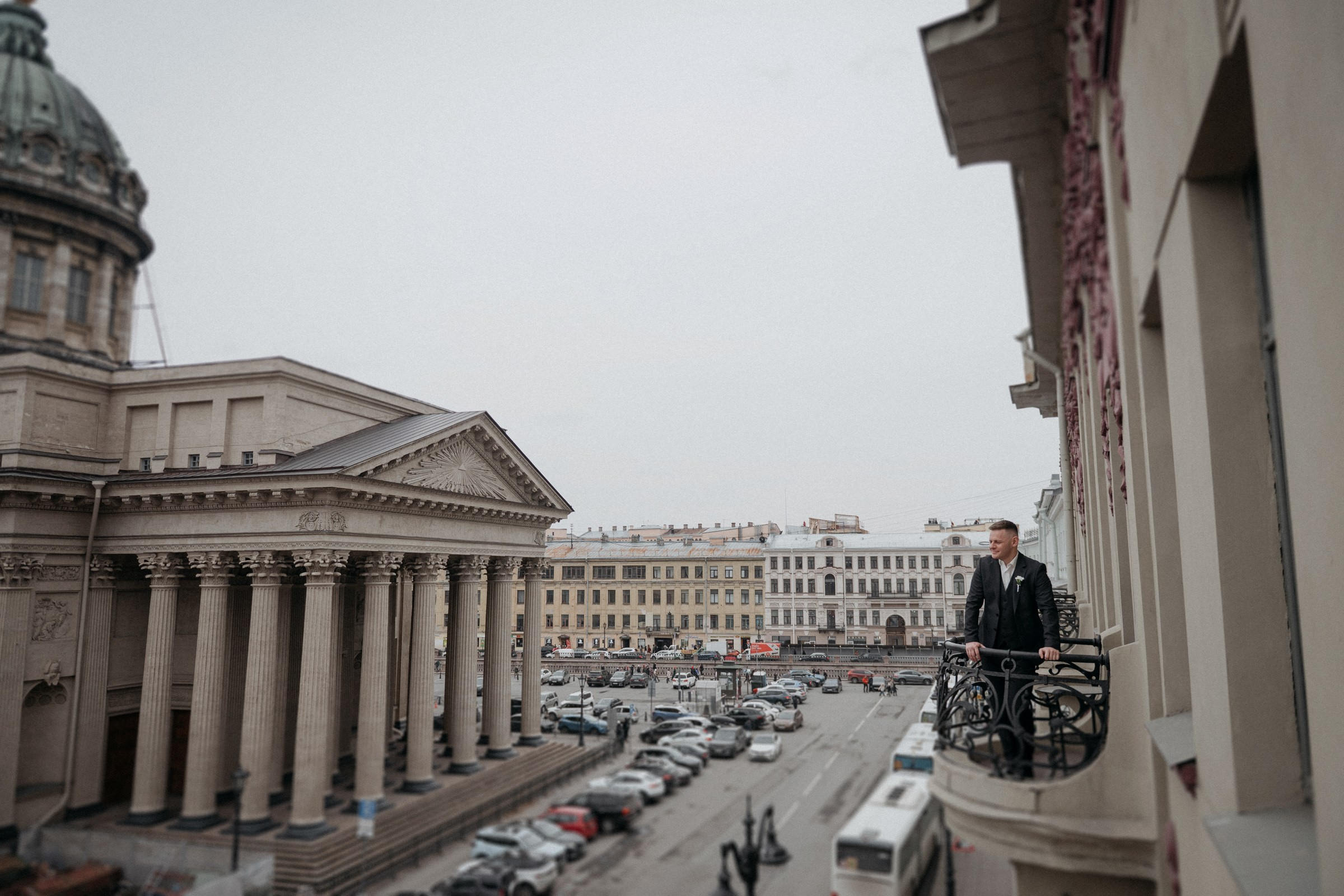 сборы невесты и жениха в апартаментах с видом на Казанский собор