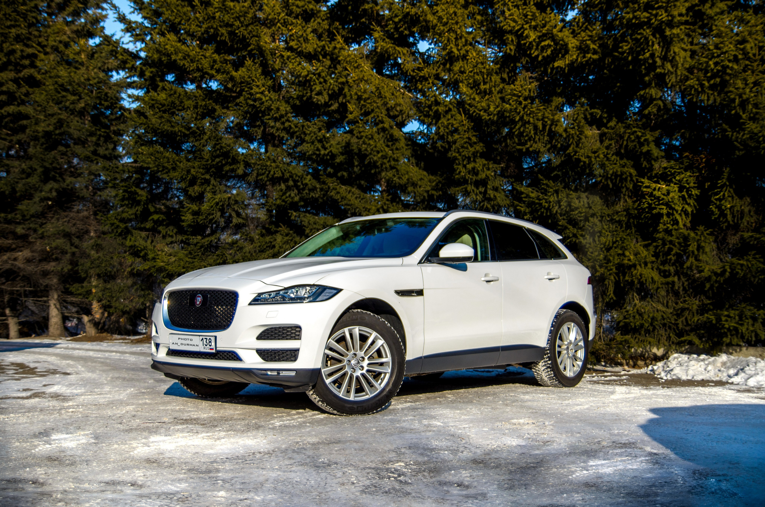Фото для продажи авто Jaguar F-Pace 23'. Фотограф, видеограф и пилот дрона на Байкале