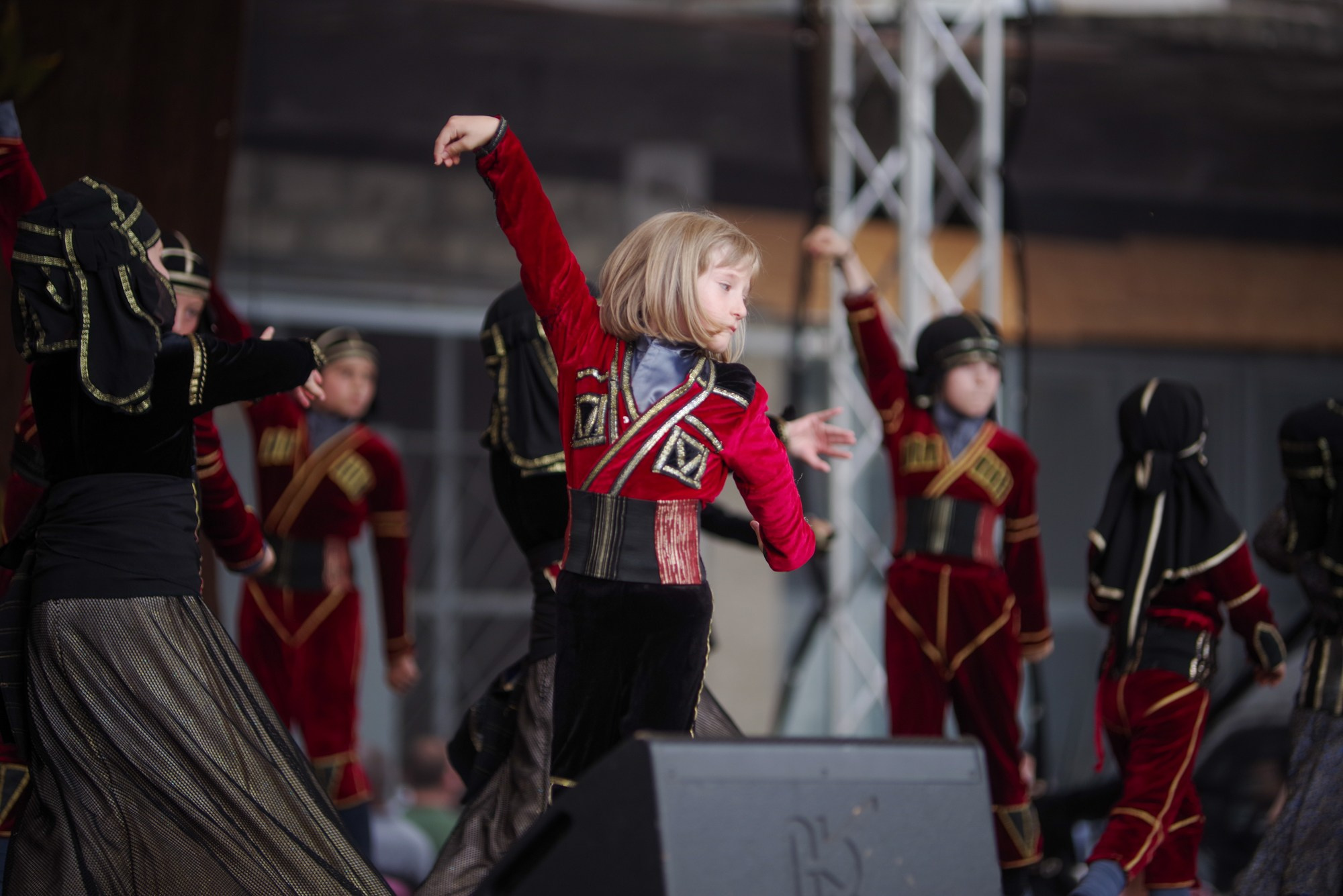 Грузинский танец. Портретный фотограф Денис Милютин