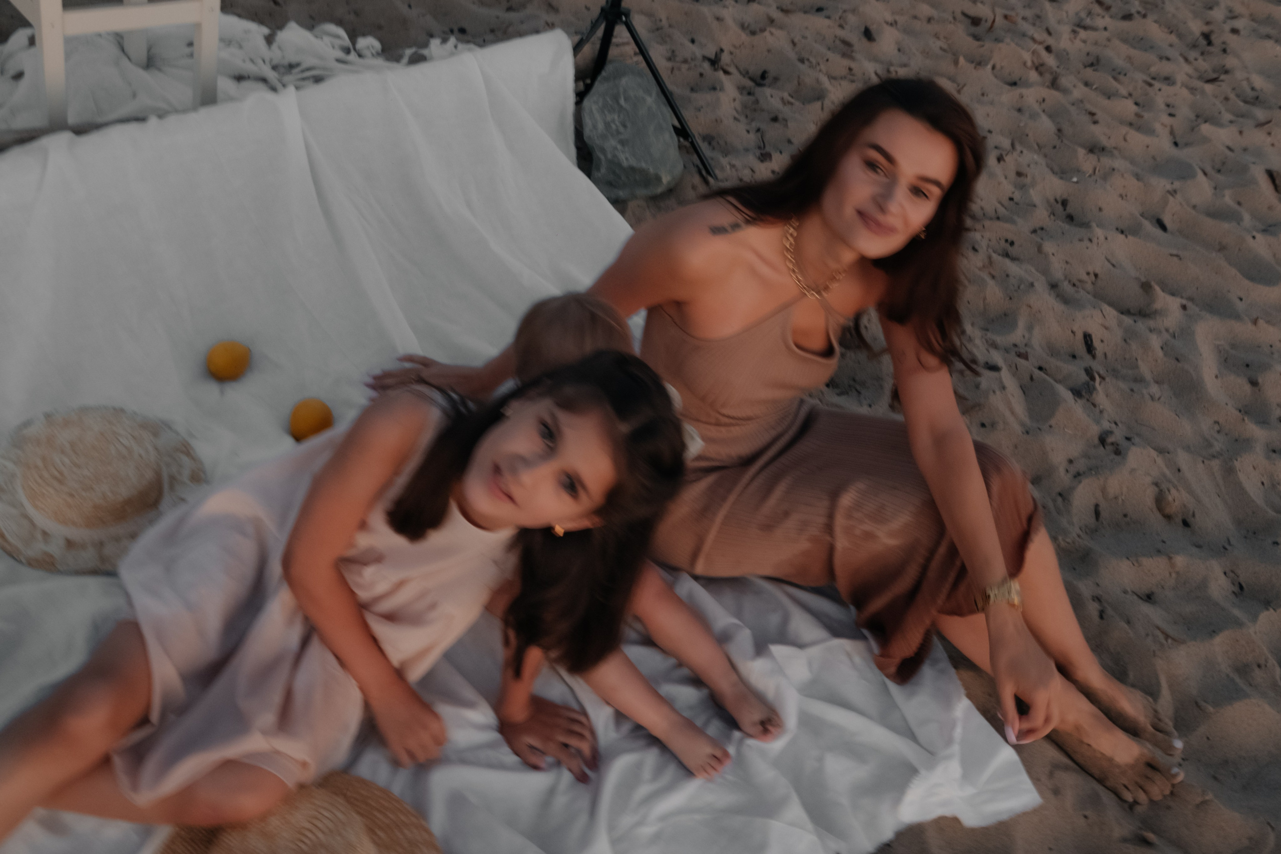 Катя с дочками на берегу. Фотограф в Новосибирске Диана Ильиных