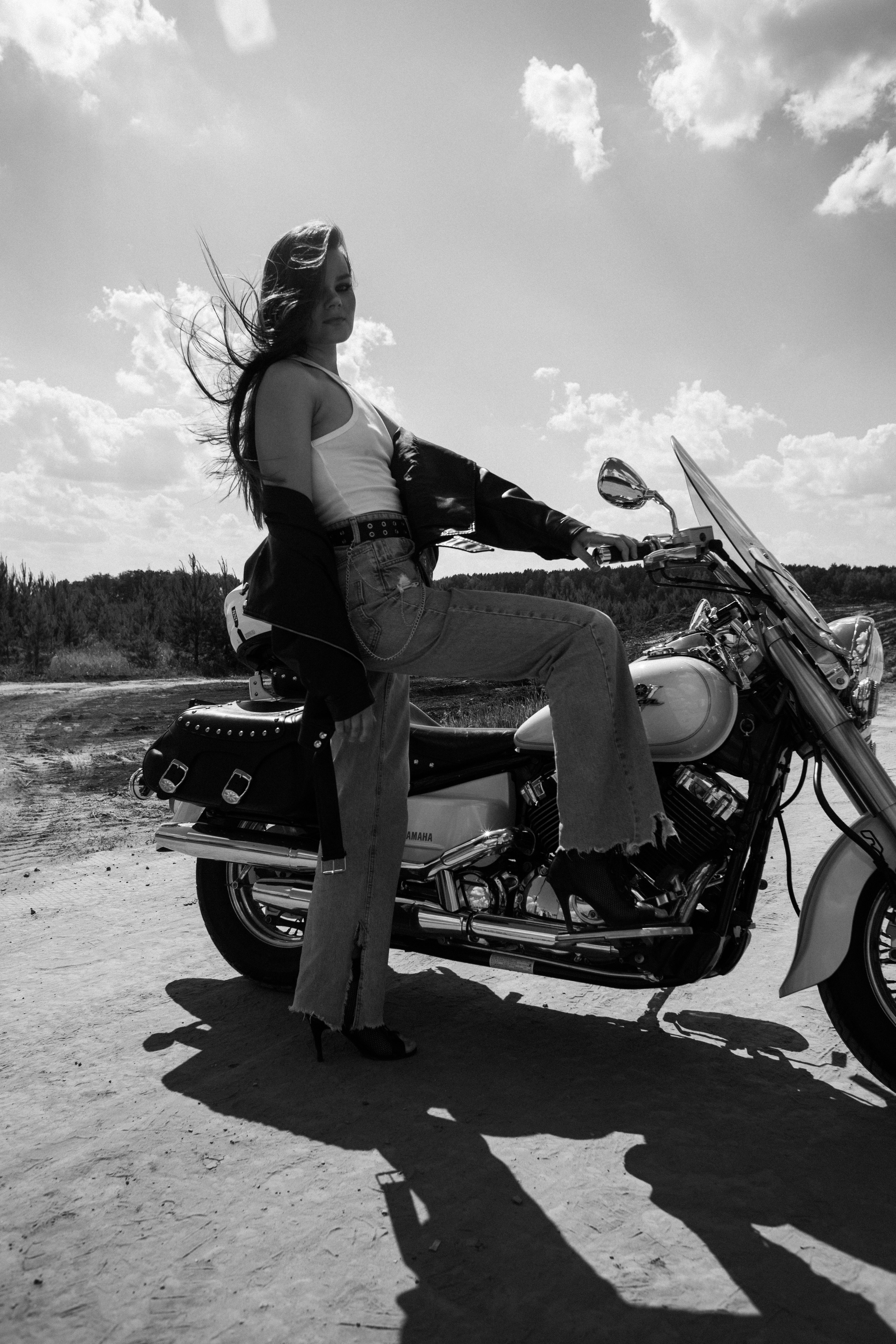 С мотоциклом. Фотограф в Тюмени Даша Михнова. Портреты, фотопроекты, фотодни