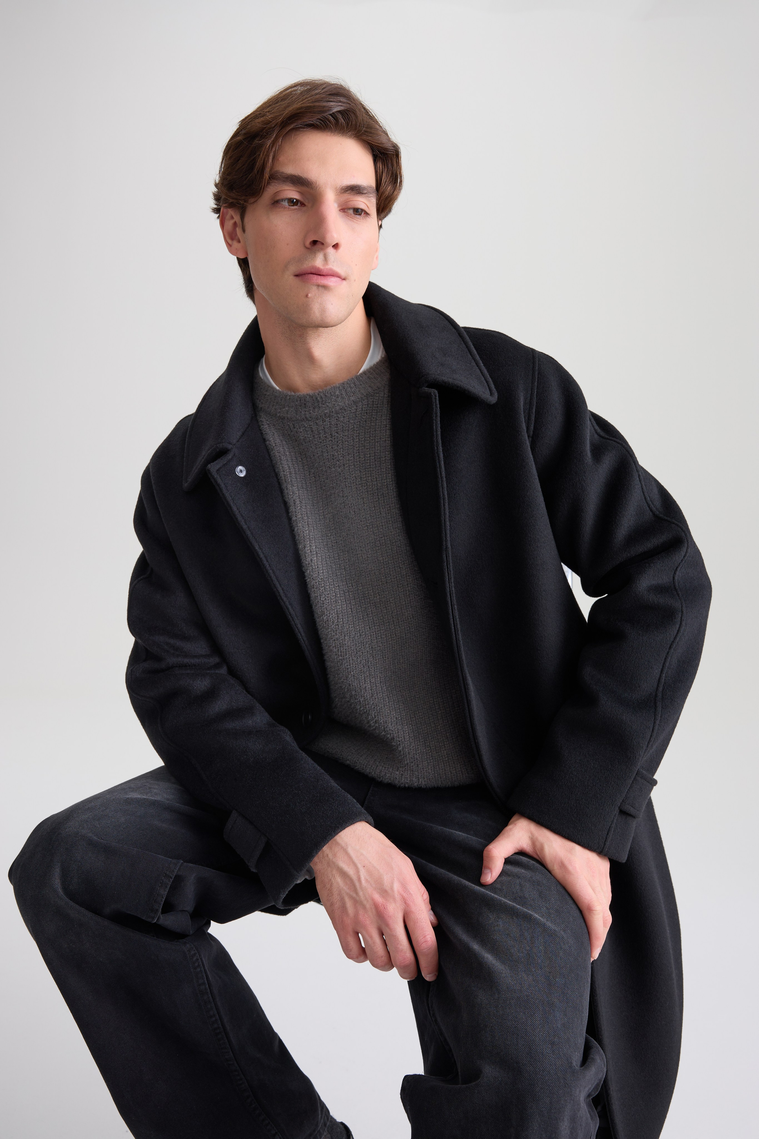 Фотограф Артём Галицкий. Специализируюсь на студийной съёмке одежды: каталоги, лукбуки, предметная съёмка. Опыт работы с fashion-брендами, маркетплейсами и коммерческими проектами. Грамотно выстраиваю свет, работаю быстро и точно под задачу. Также имею опыт работы гафером — отлично знаю световое оборудование и техническую сторону съёмочного процесса.