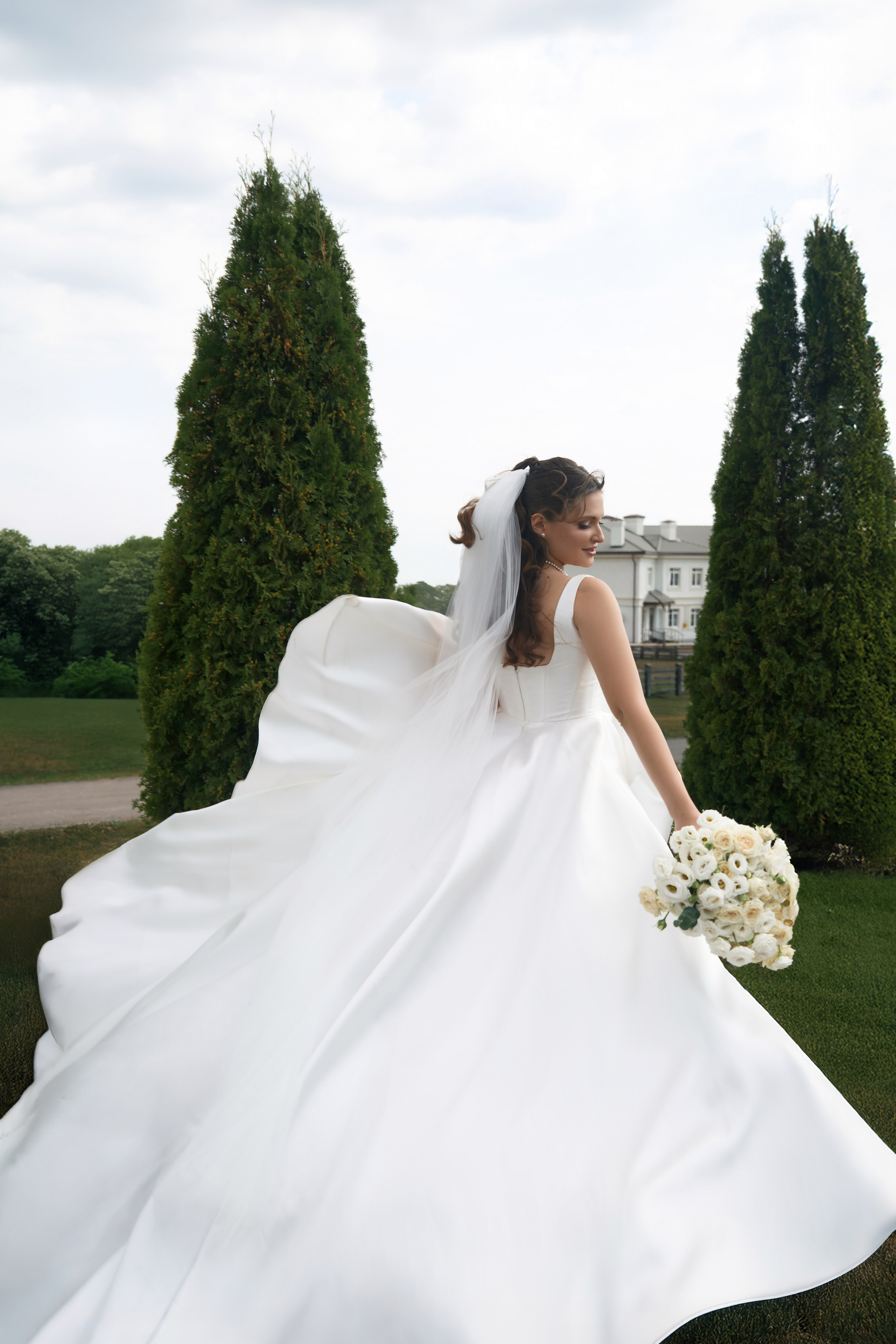 Свадебная фотосессия в «Гермесе» с белым моно-декором. Свадебный и коммерческий фотограф |Саратов Москва|