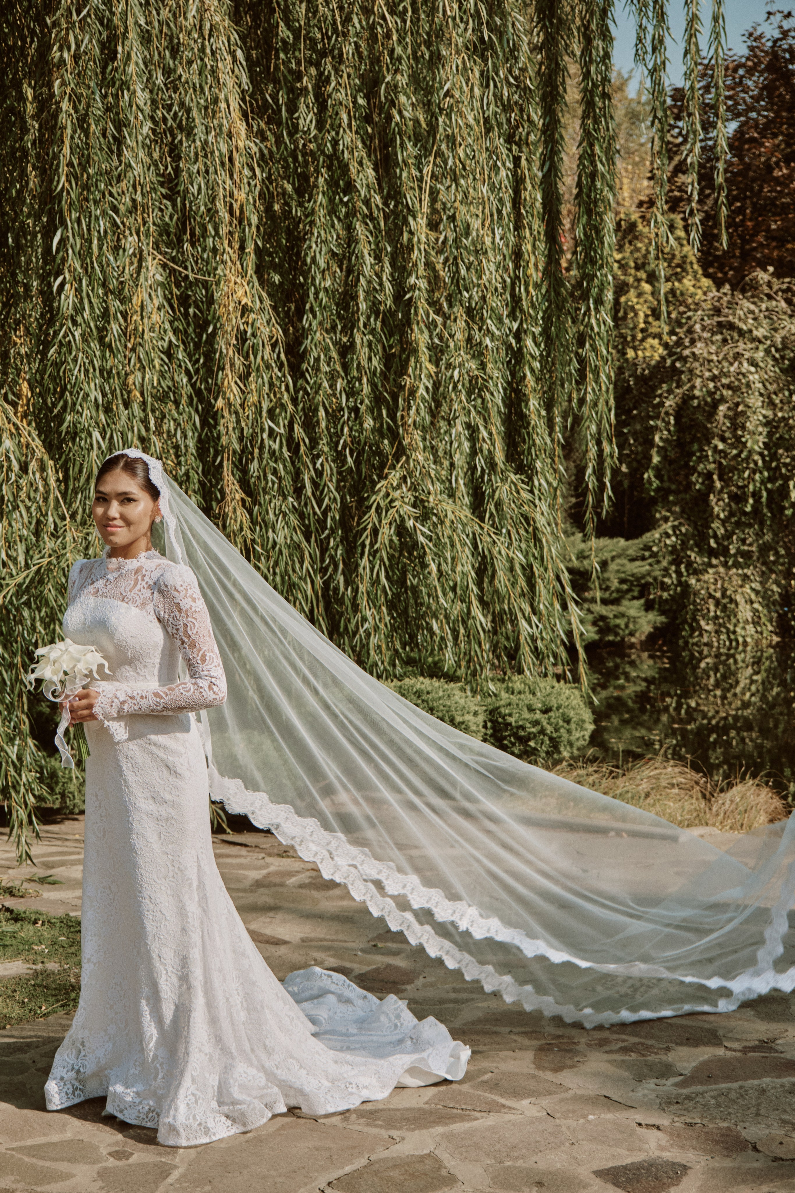 Садовая рапсодия свадебная фото прогулка в городе Алматы. Видеограф и Фотограф в Алматы и Астана