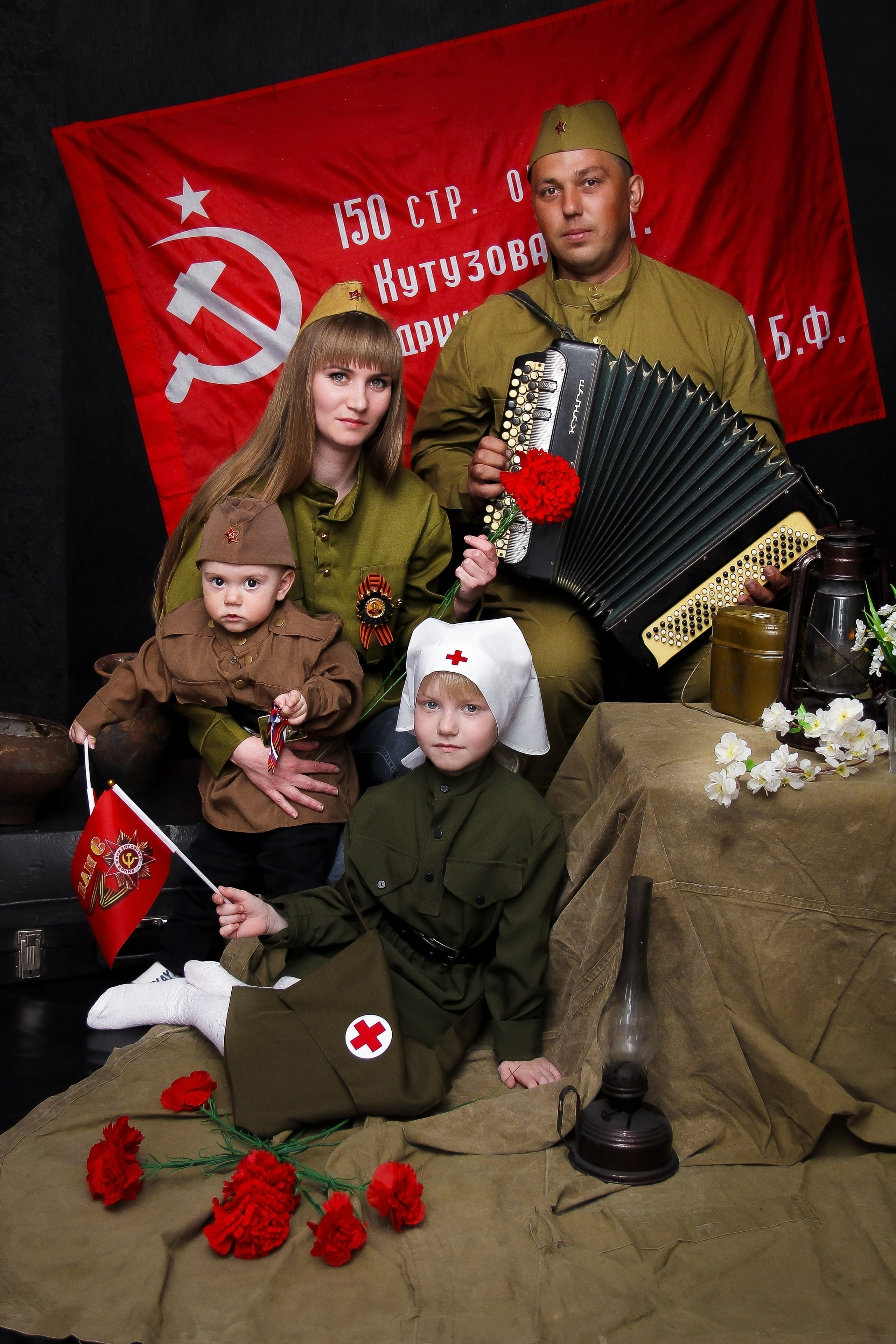 Семейные фотосессии студийные; новогодние, тематические, домашние и тд. Выпускные альбомы для школ и Детских садов в Барнауле /Выпускные/Свадебные/Детские/Семейные и др. виды съёмок /Фотограф Вера Валейко