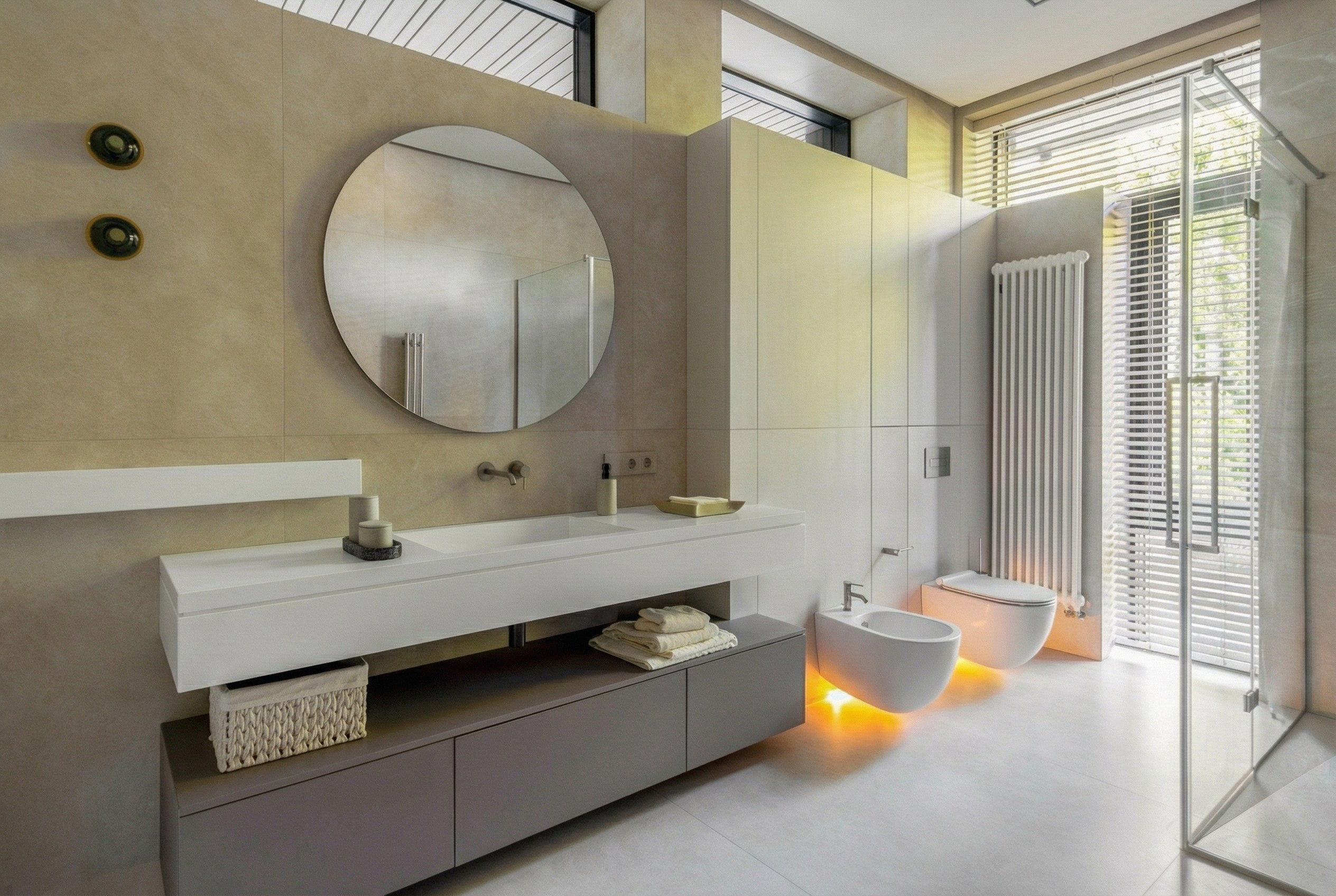 Современный интерьер ванной комнаты с подвесной сантехникой, парящей консолью и фрамужным остеклением, проект Валерии Котович в Подмосковье.