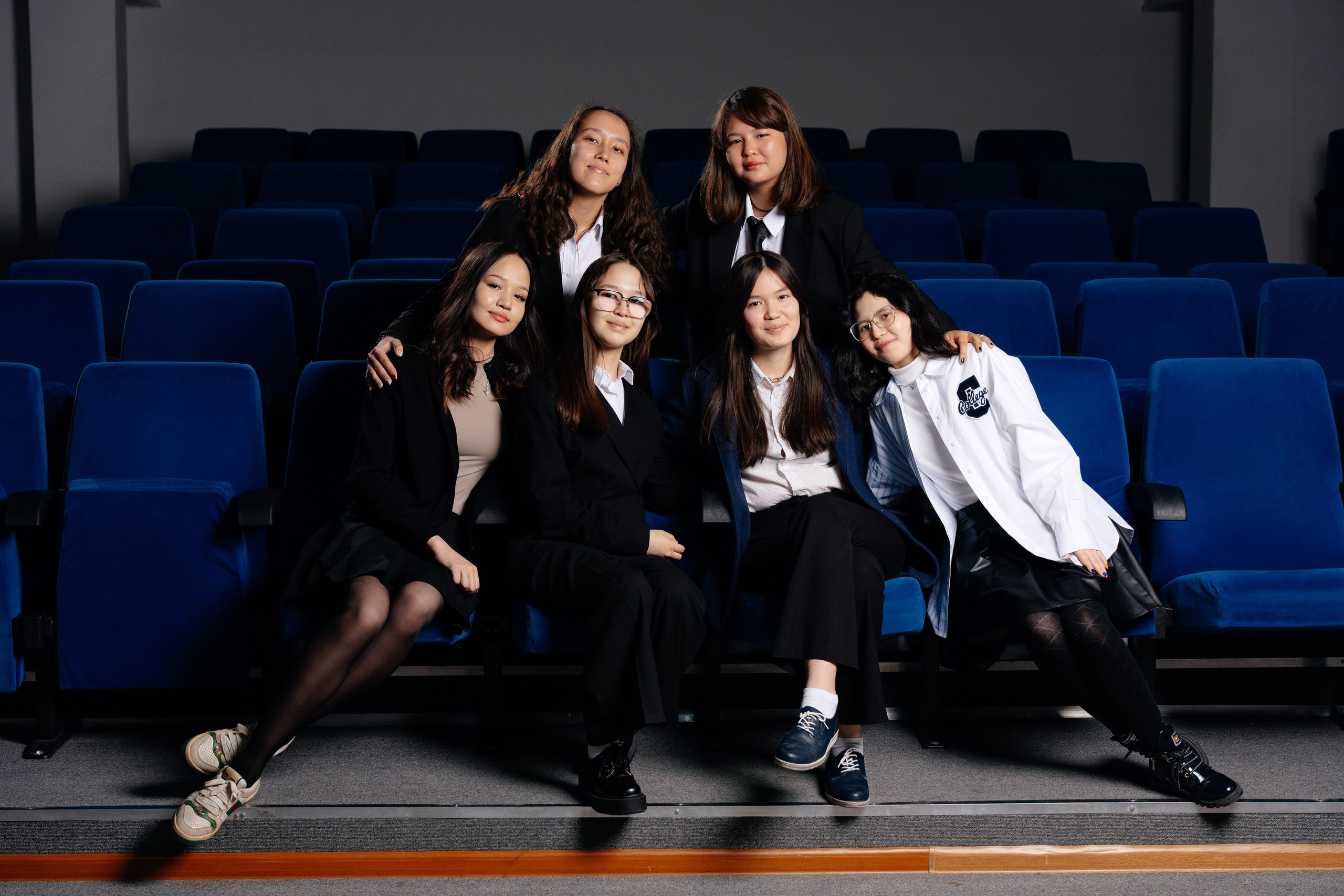 Девочки общие фото. Выпускные альбомы в Нур-Султане (Астана) и по всему Казахстану