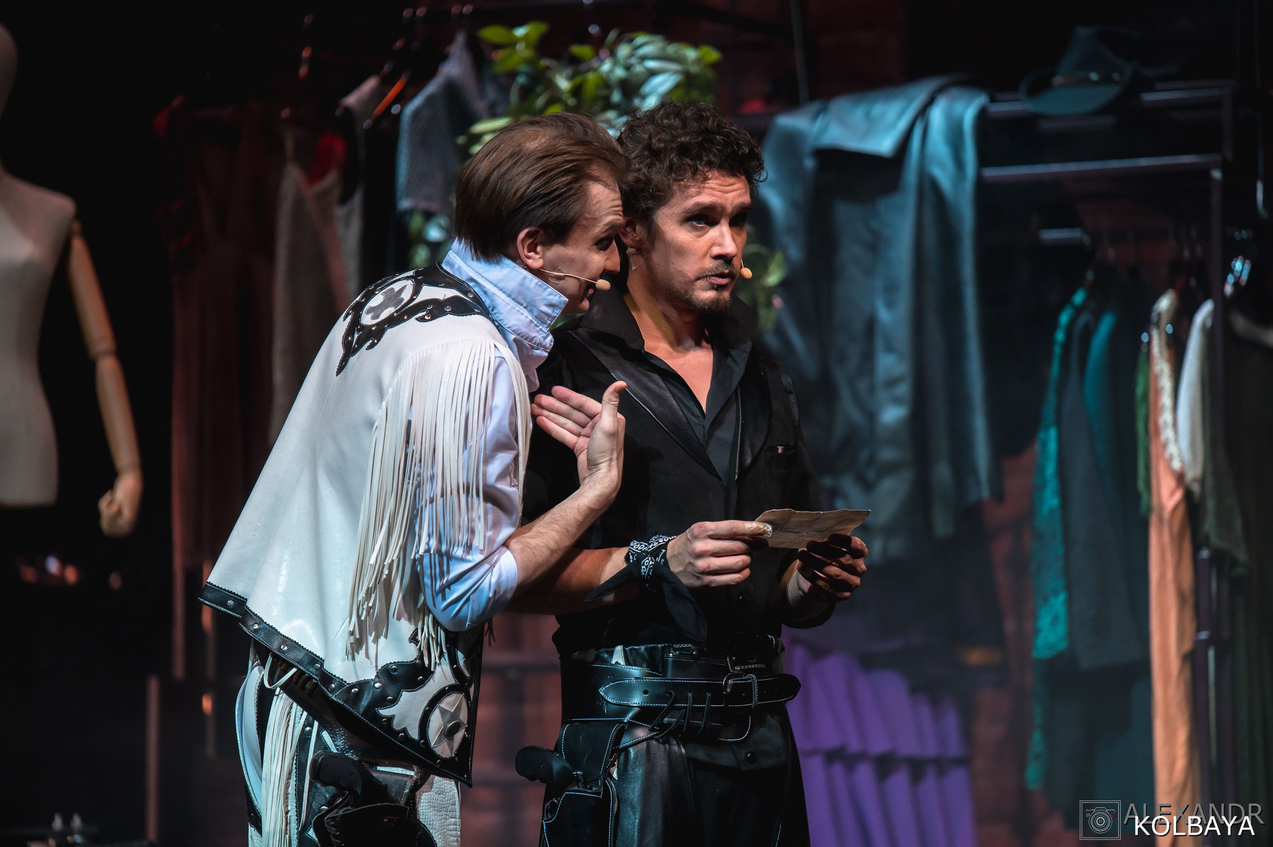 Фотографии со спектакля «Привет, я тетя Чарли». Концертный и театральный репортажный фотограф в Москве Александр Колбая