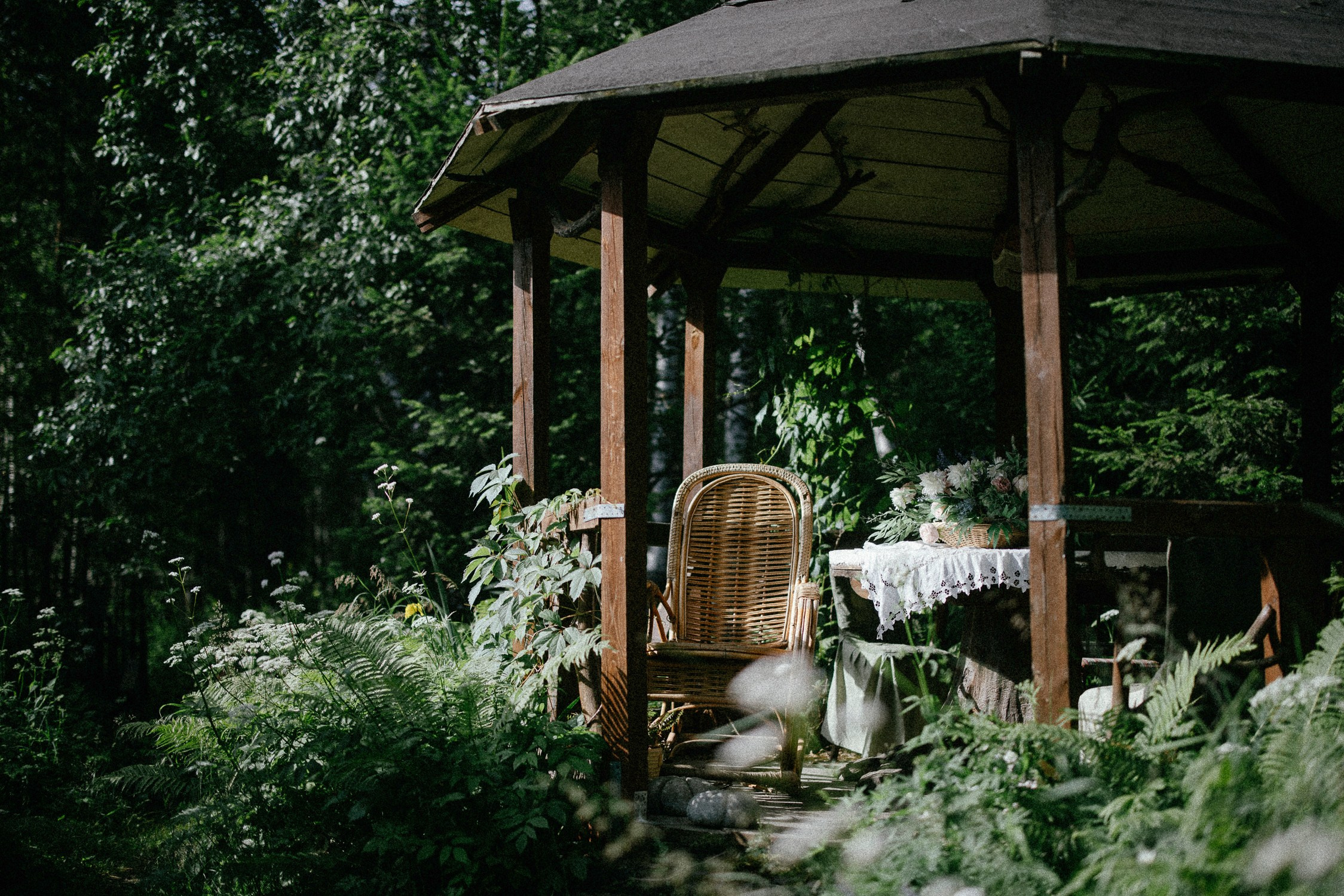 Зал «Сад» фотостудии «Зачарованный Сад» в Екатеринбурге — природная локация для фотосессий. Фотостудия «Зачарованный Сад» в 20 минутах от центра Екатеринбурга