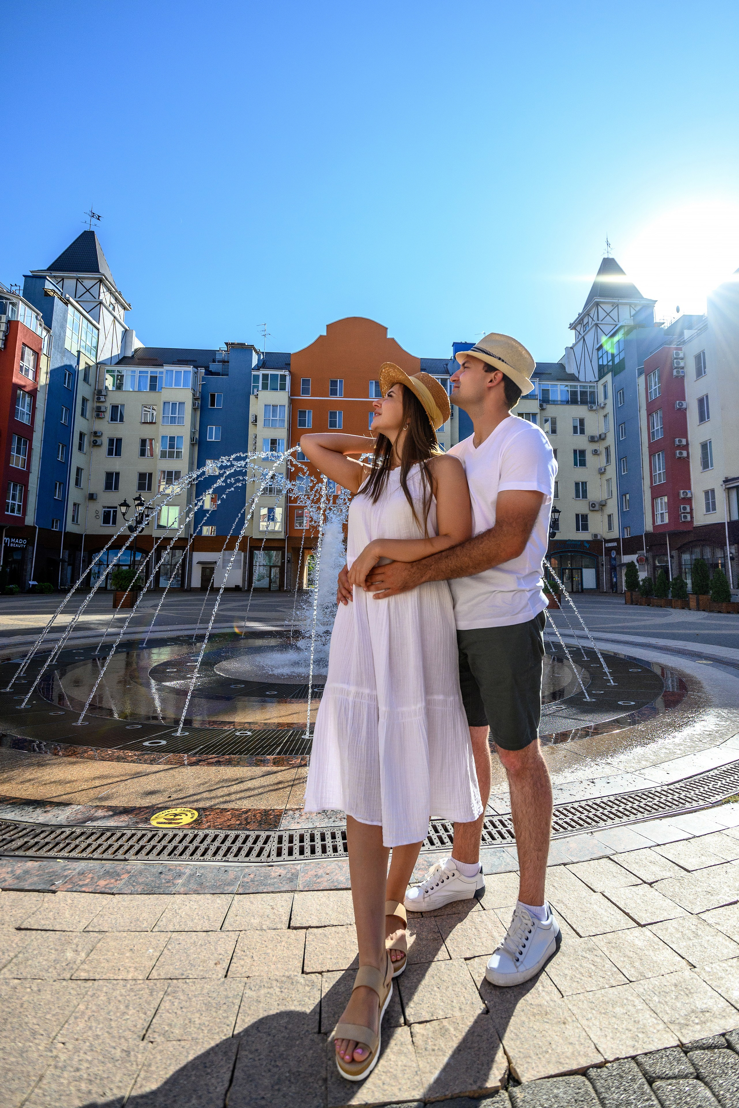 Красивое и масштабное фото, в красивой локации, передающее чувства влюбленных.