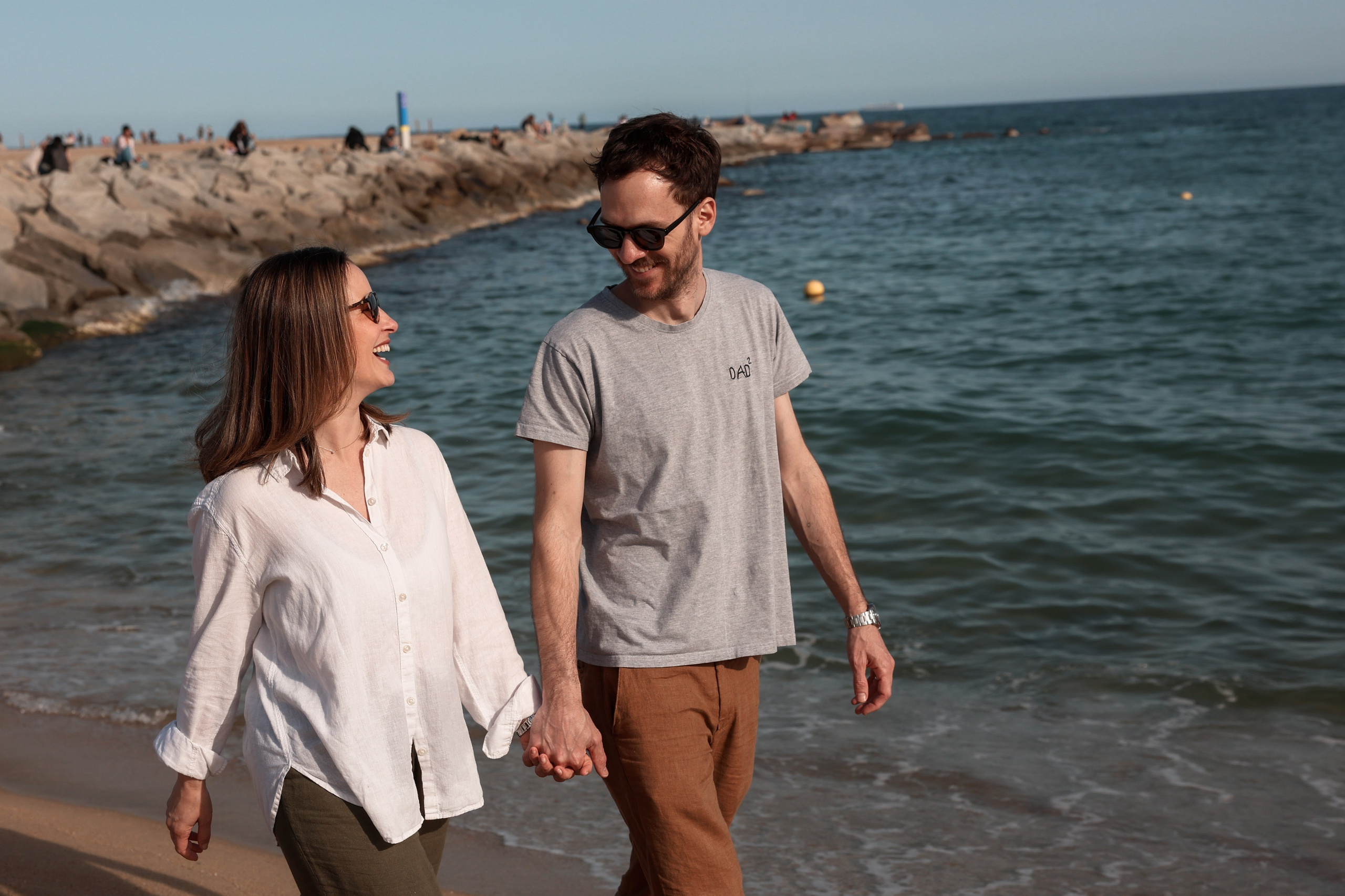 Family pizza at the sea. Natalia Zhuravleva|family, newborn, maternity photographer in Barcelona