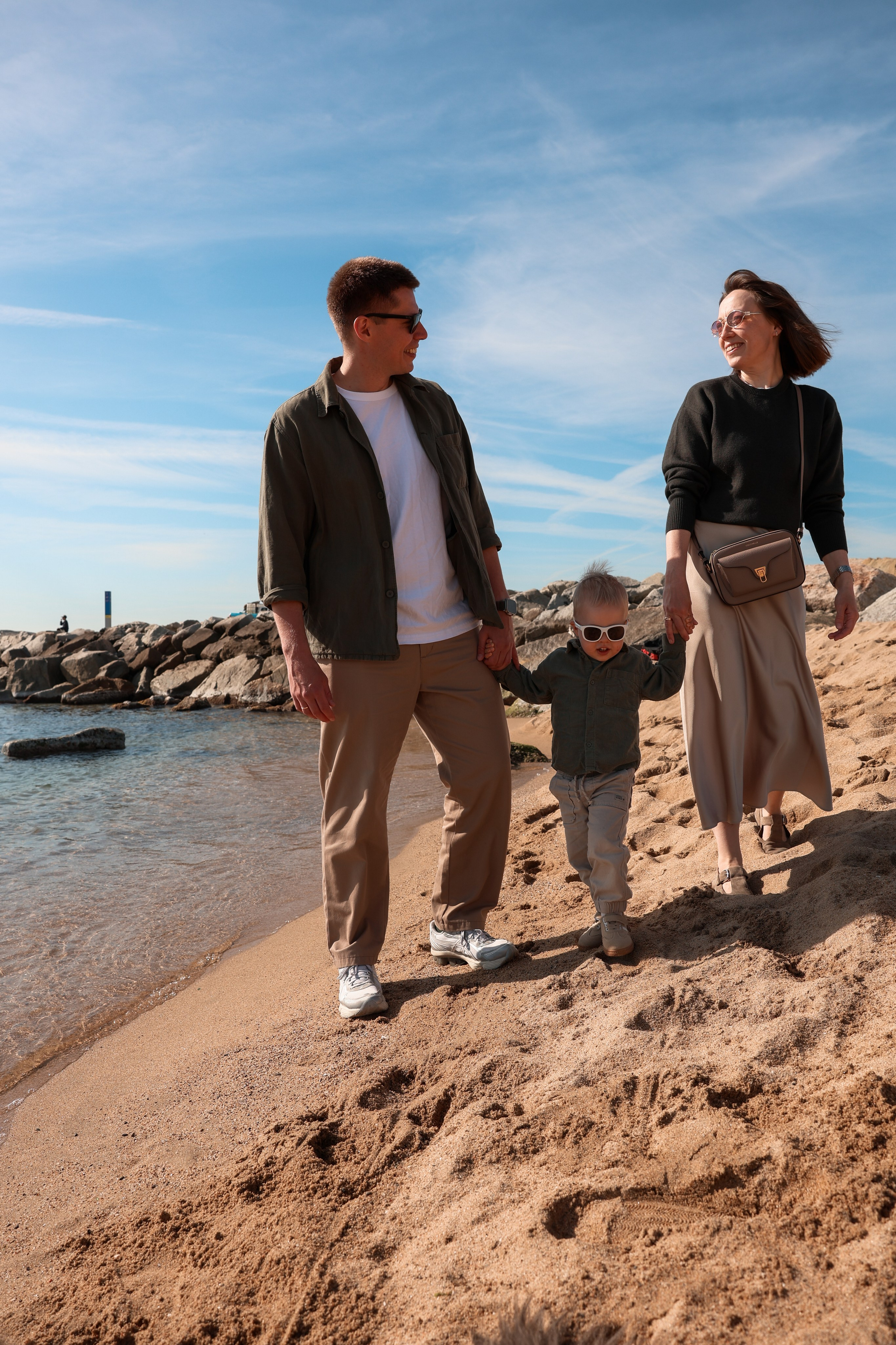 Seashore with a toddler. Natalia Zhuravleva|family, newborn, maternity photographer in Barcelona