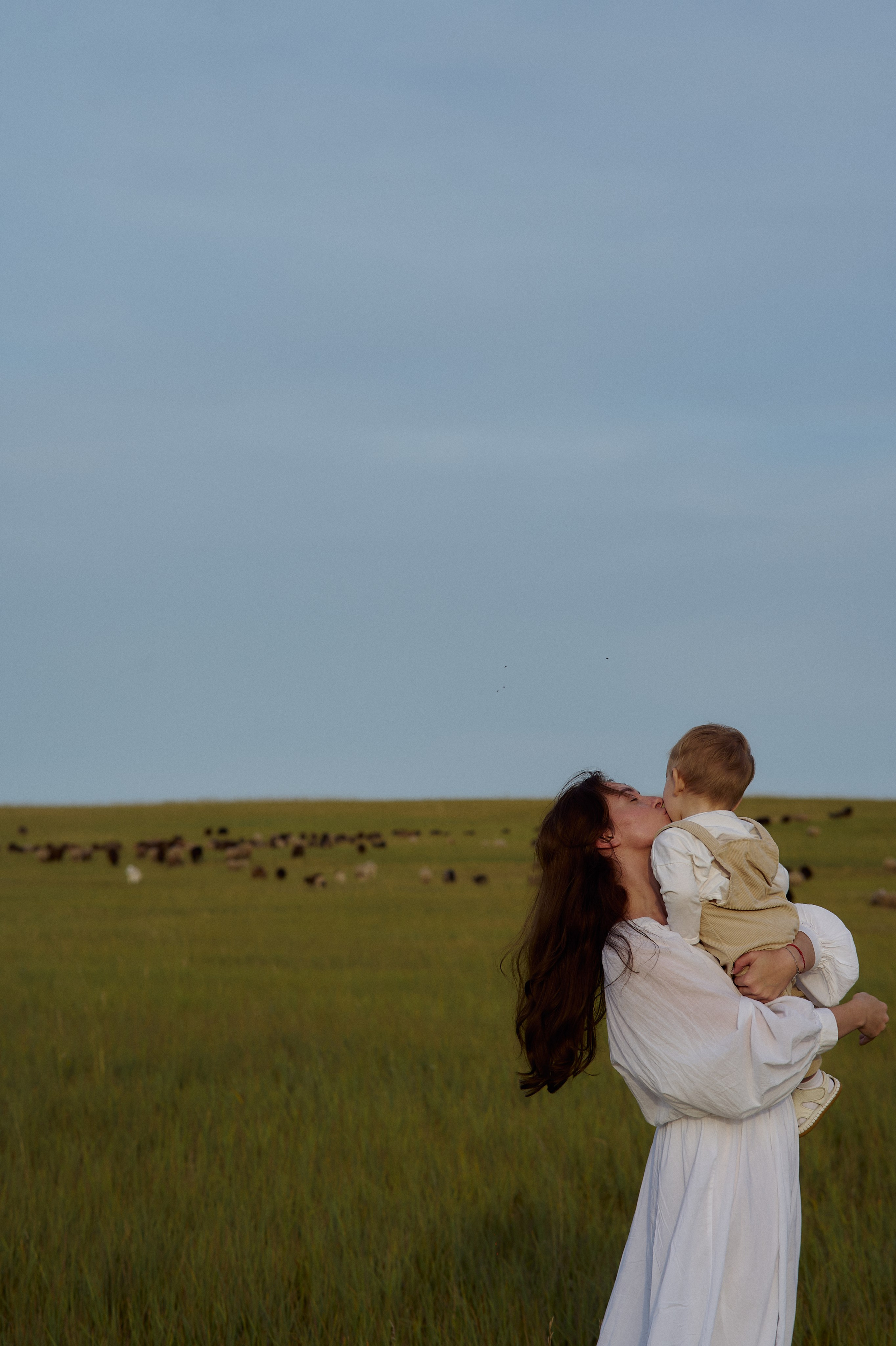 Шамиль, Аня и Марс в поле с барашками. Семейный и свадебный lifestyle-фотограф в Москве Мария Петрова