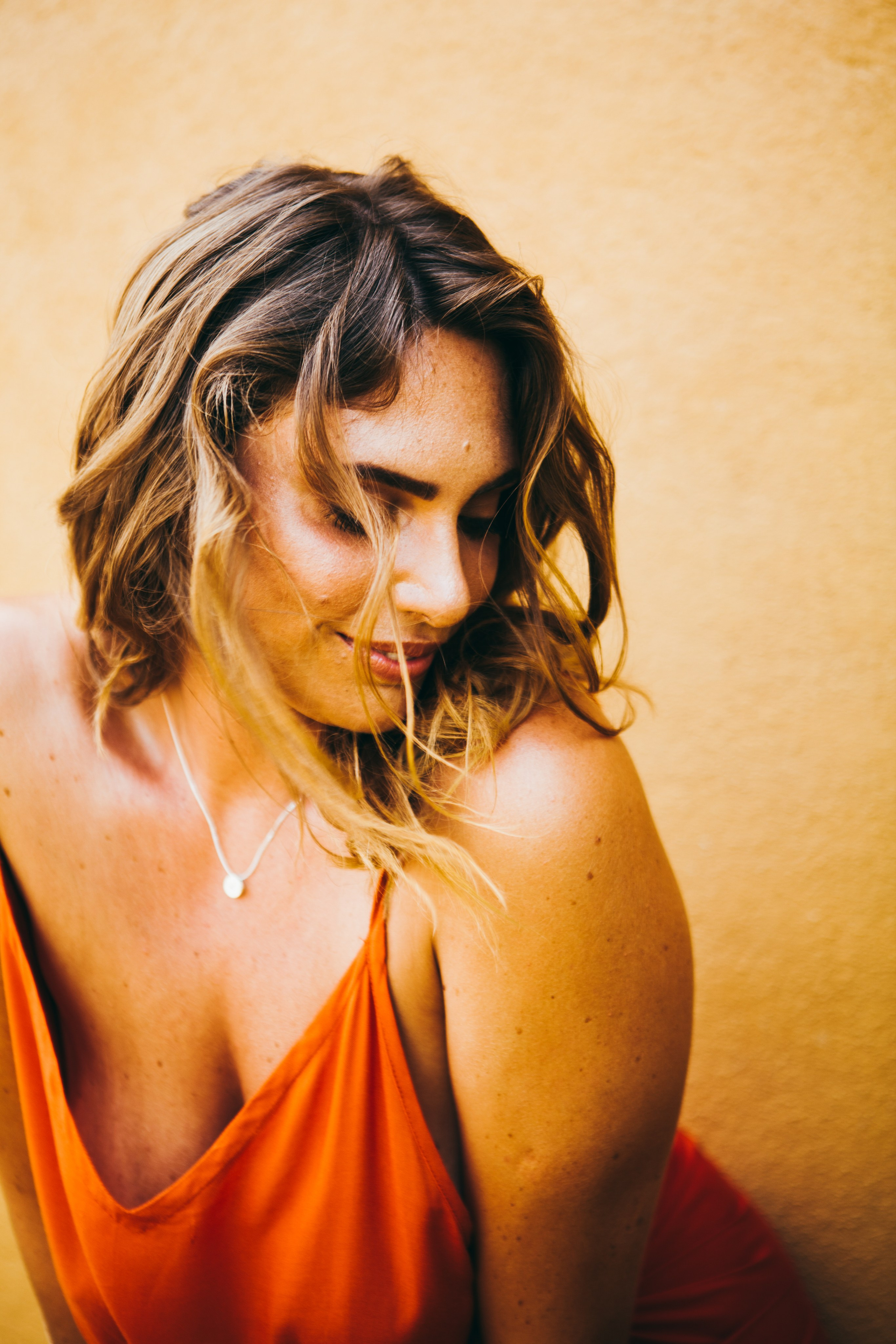 Девушка в красном платье в отеле Malabar Hill — Роскошная портретная съемка | Шри-Ланка. Фотограф на Шри-Ланке