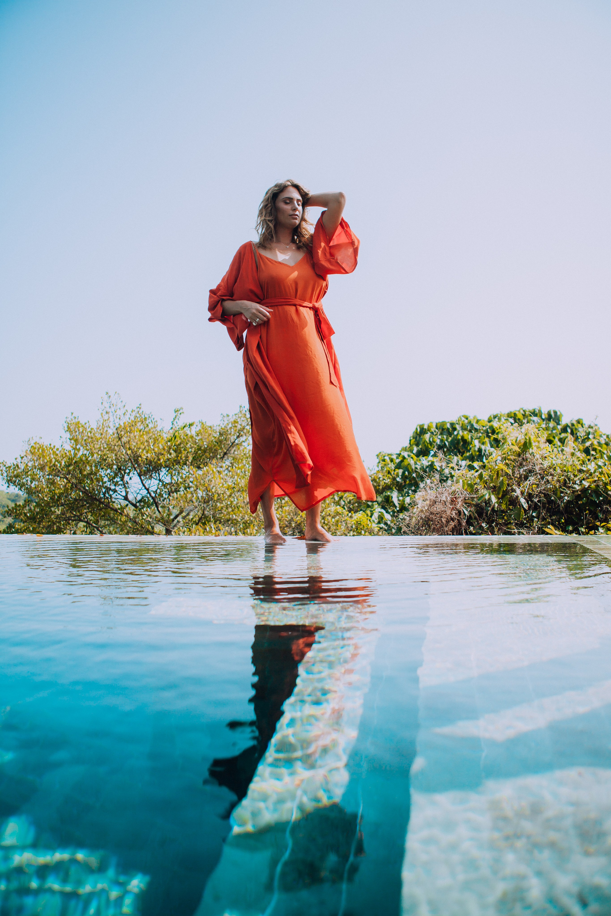 Девушка в красном платье в отеле Malabar Hill — Роскошная портретная съемка | Шри-Ланка. Фотограф на Шри-Ланке