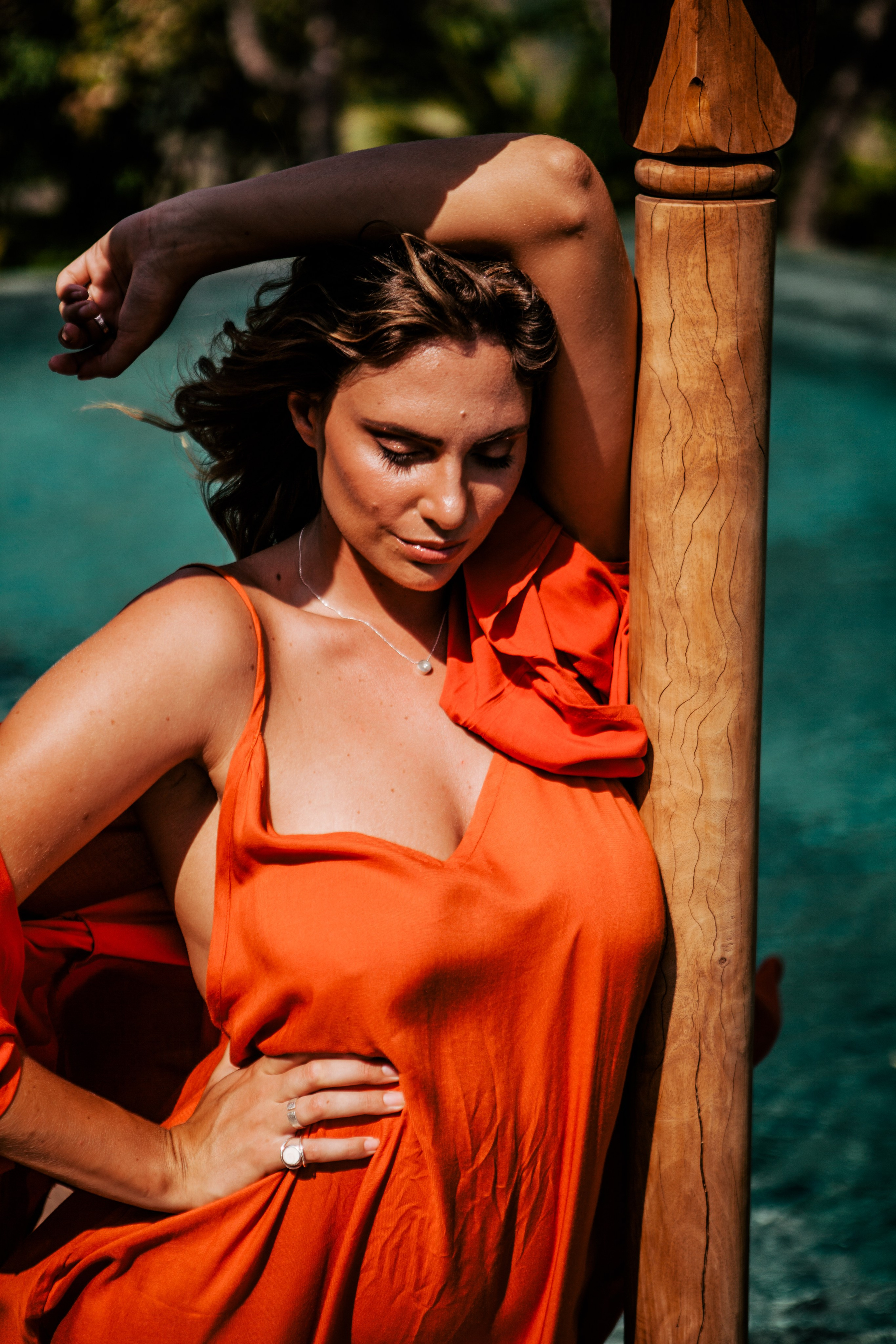 Девушка в красном платье в отеле Malabar Hill — Роскошная портретная съемка | Шри-Ланка. Фотограф на Шри-Ланке