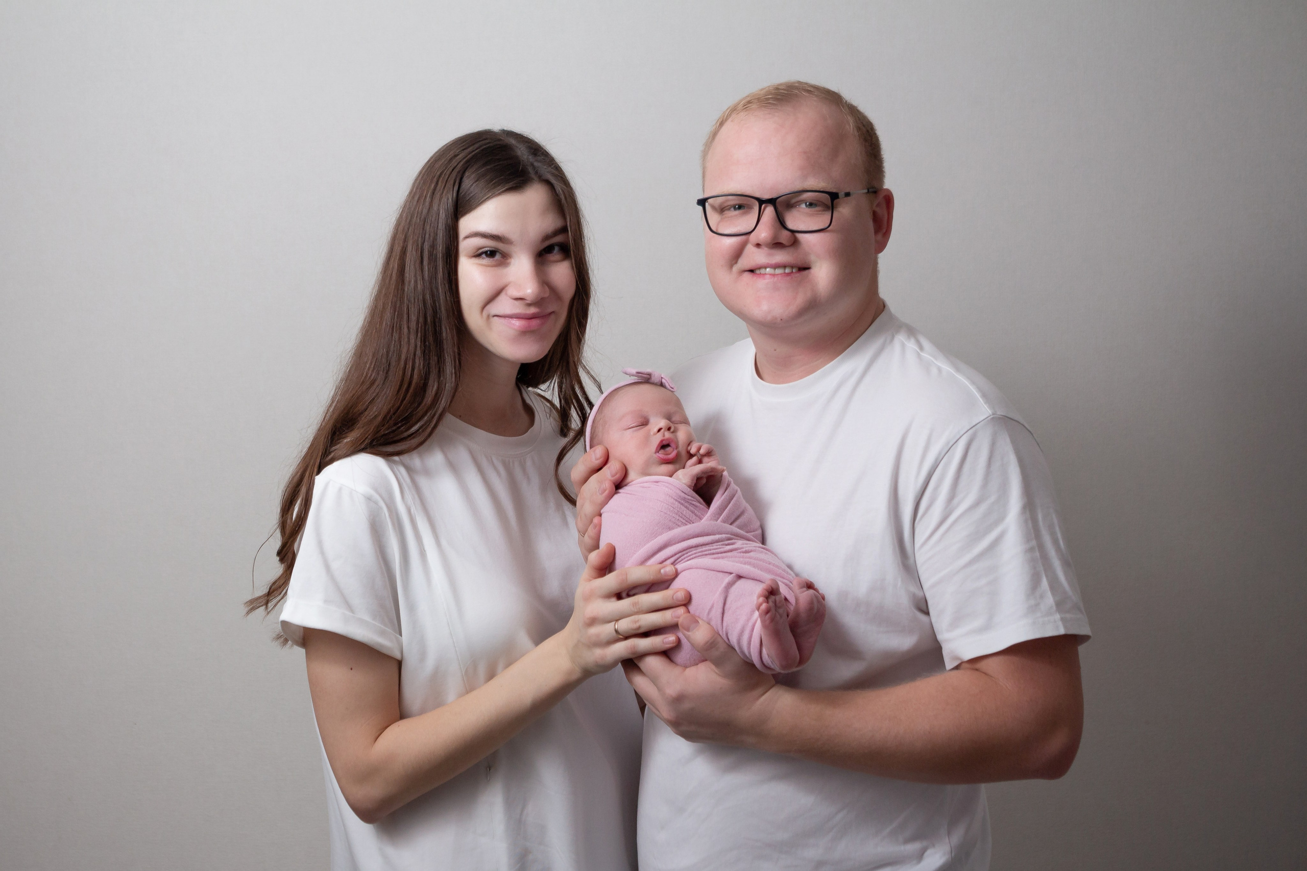 Кадры малыша с родителями. Фотограф новорождённых Анапа Елена Кушнарь