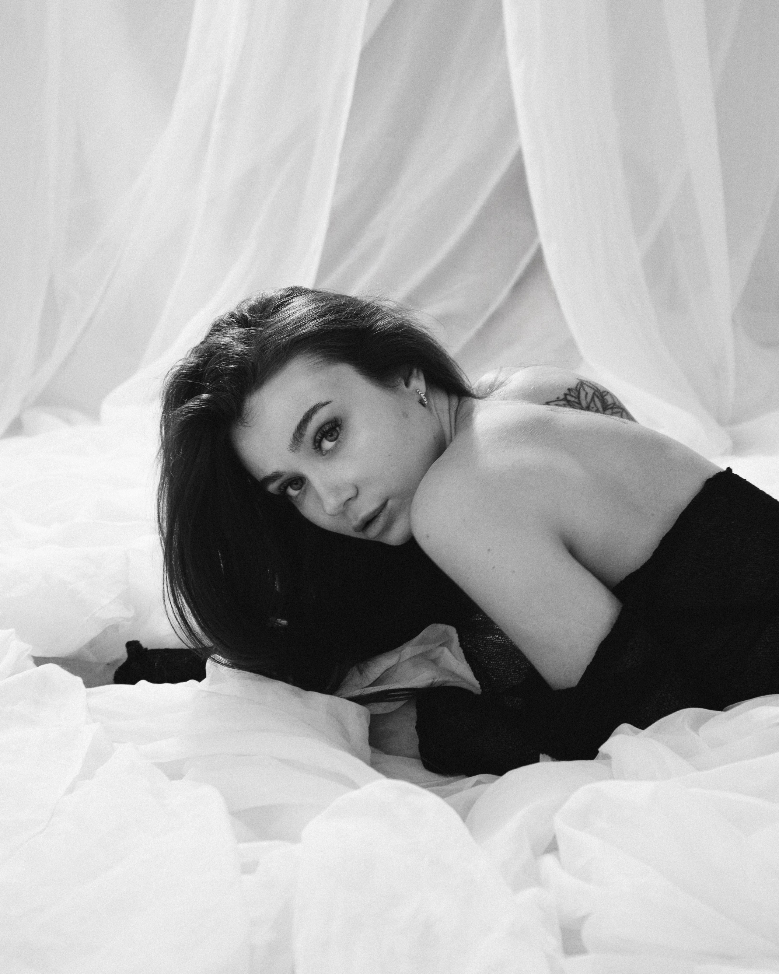 Женский портрет в студии, мягкий свет, естественный макияж, глубокий взгляд, локация с тканями, воздушная светлая локация, фотосессия Новосибирск, женская фотосессия в Новосибирске, женский фотограф, фотосессия в студии, красивая девушка