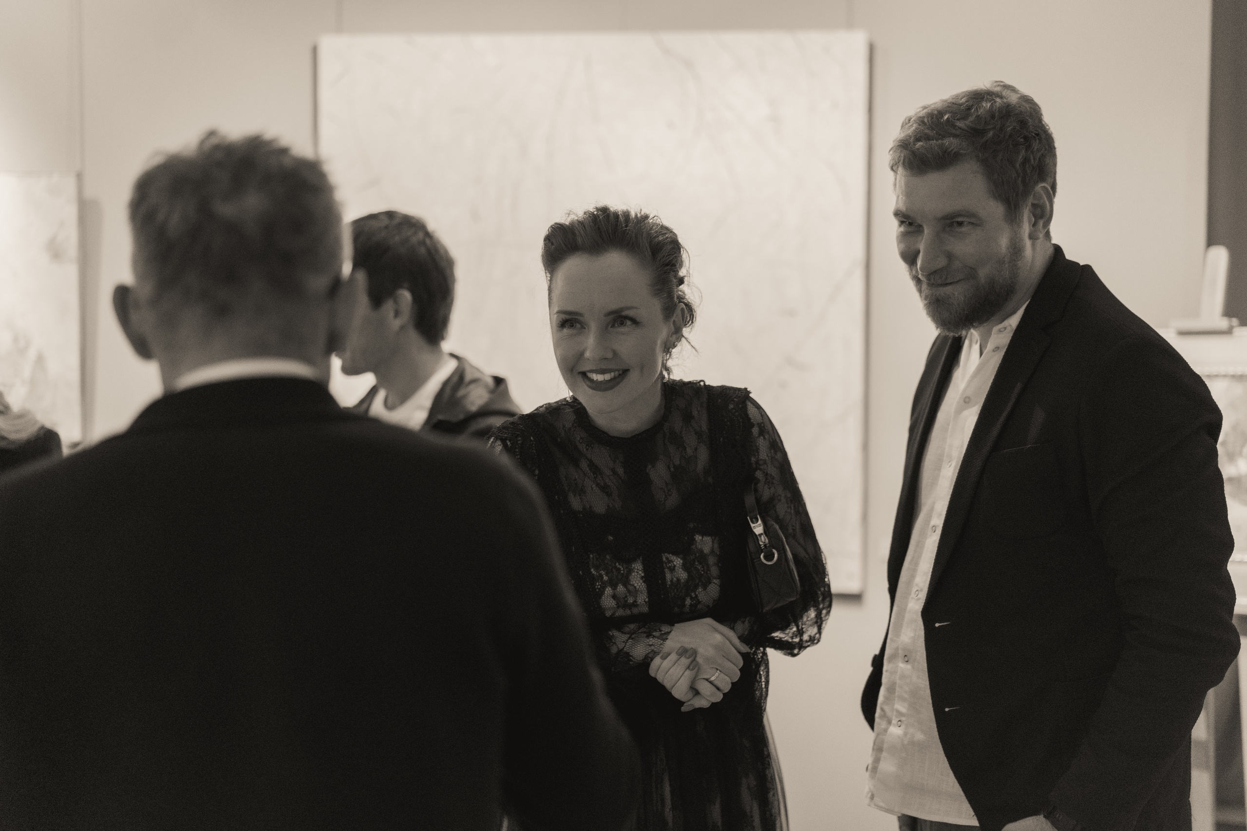 Съёмка открытия вытсавки художника Ильи Даньшина. Лиза Фирстова — самый добрый фотограф