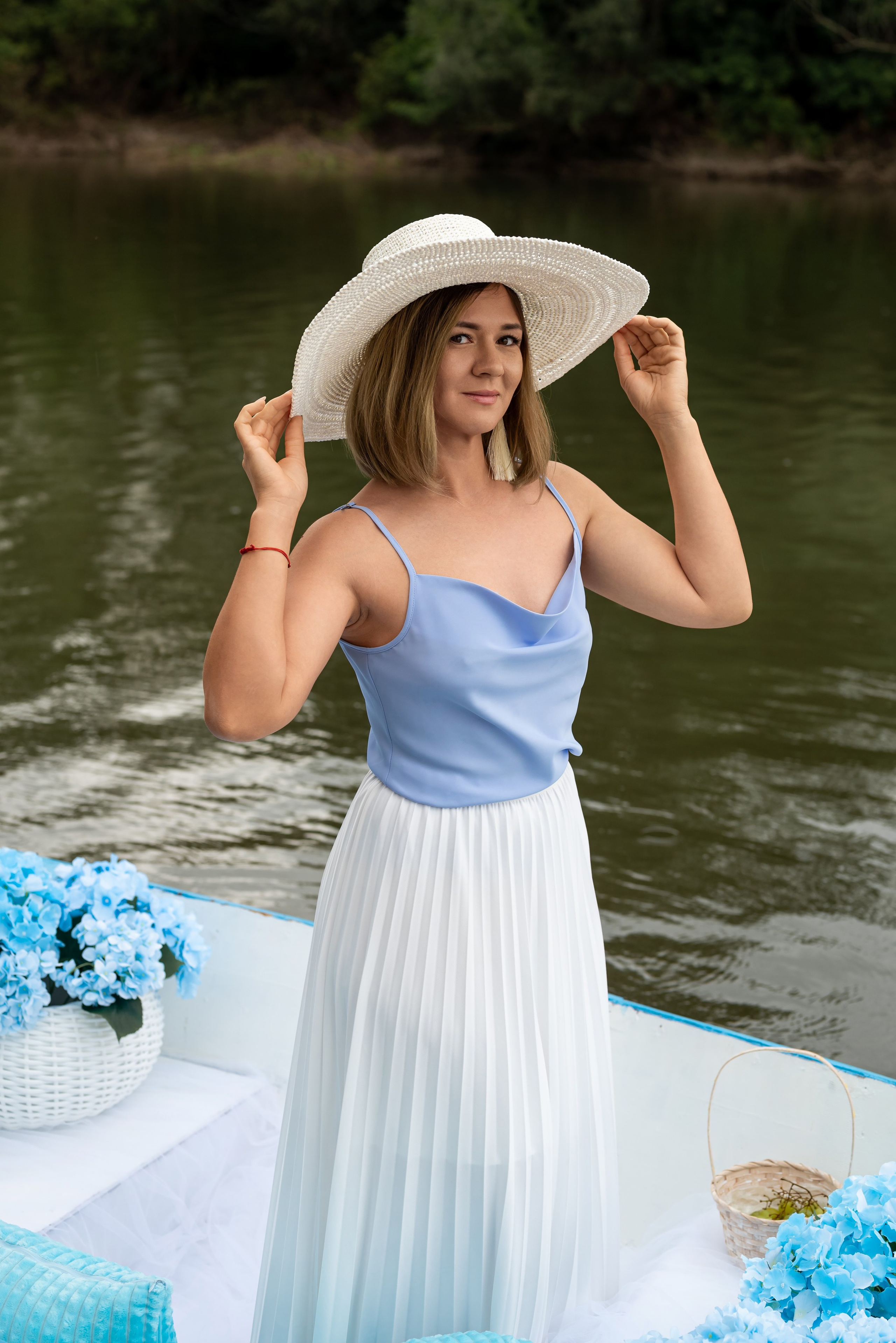 Фотопроект на лодке с голубыми гортензиями. Фотограф в городе Салават