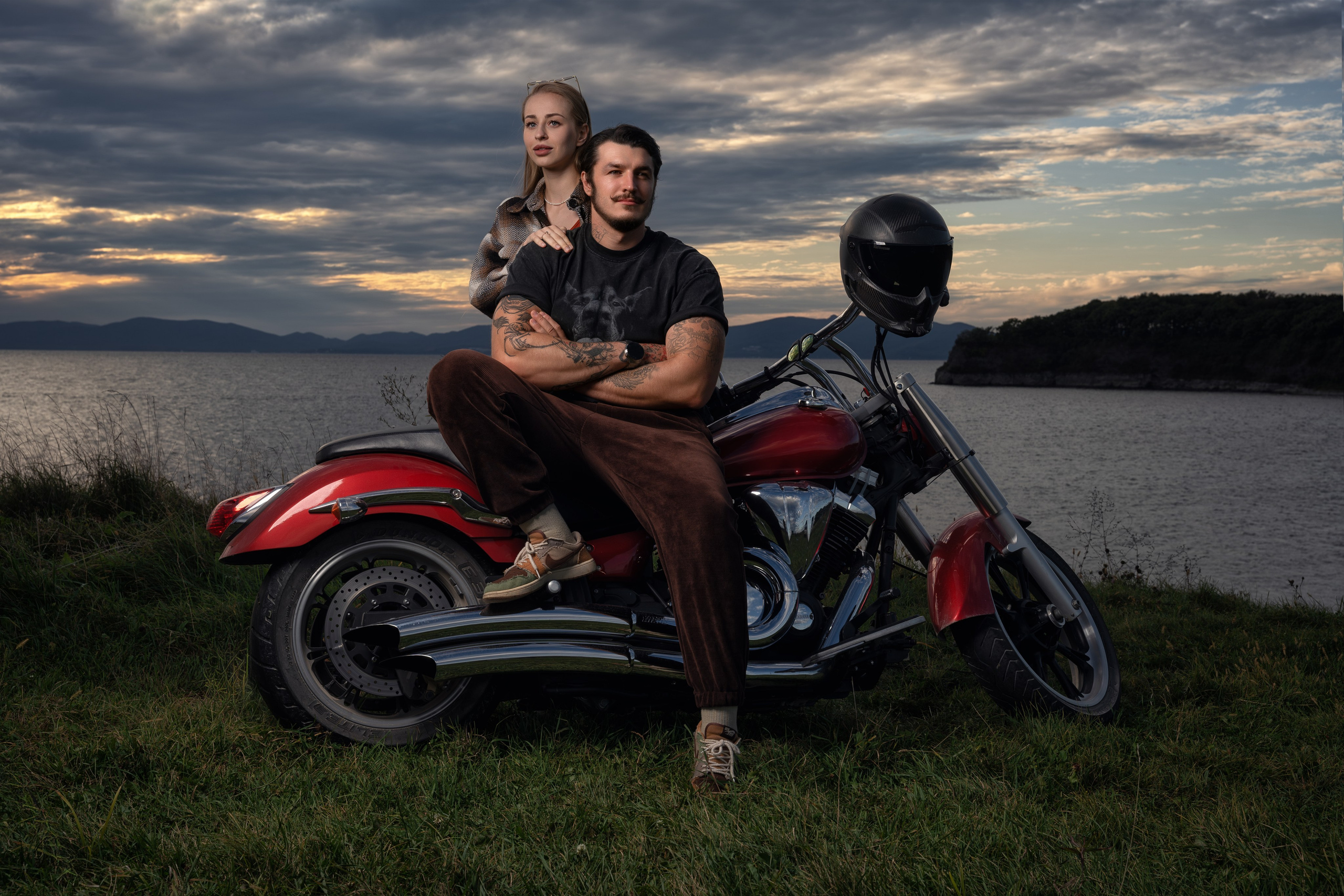 фотограф большой камень , фотограф владивосток , фотосессия пары с мотоциклом у моря на закате