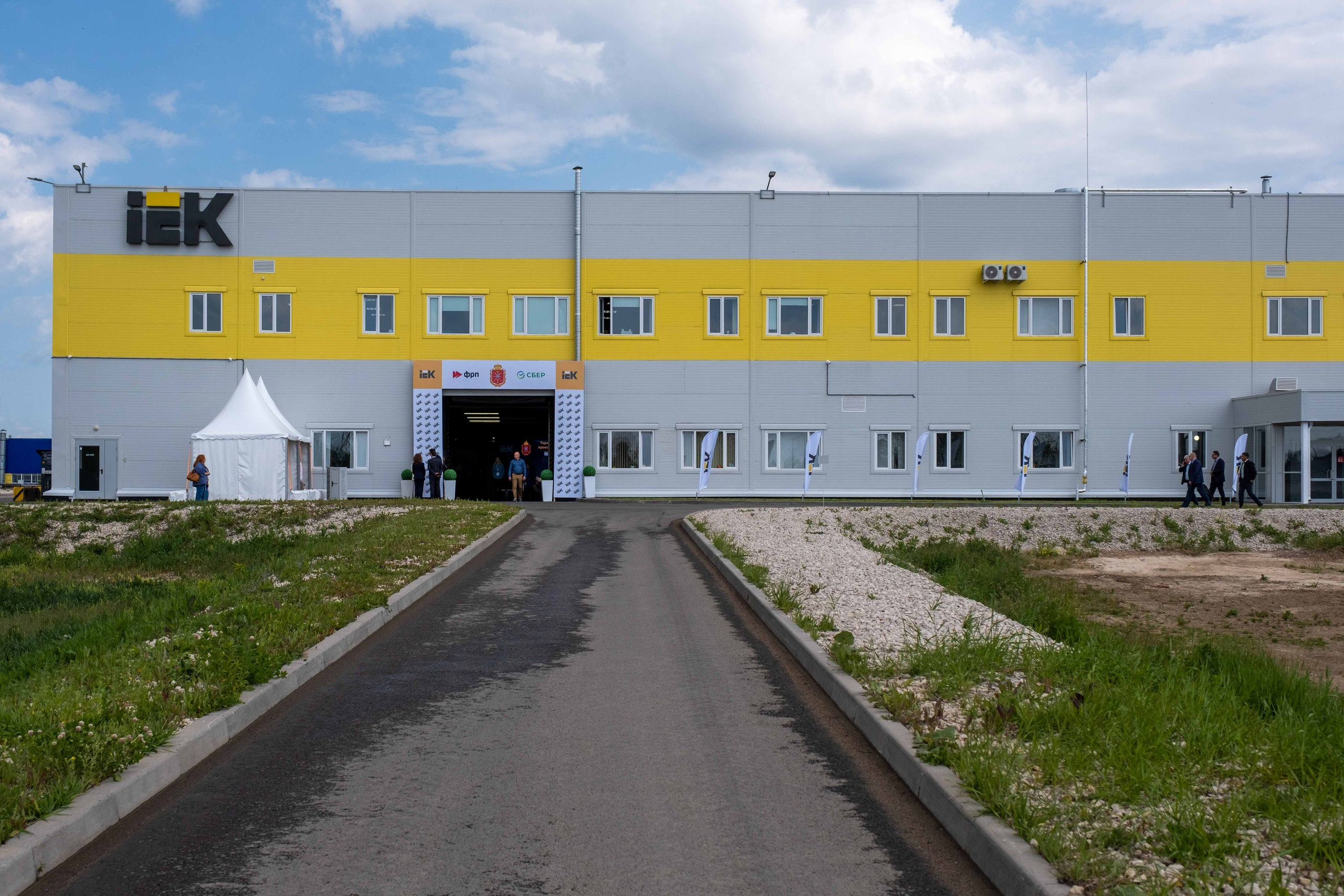 IEK — торжественное открытие производственного цеха. Фото тур