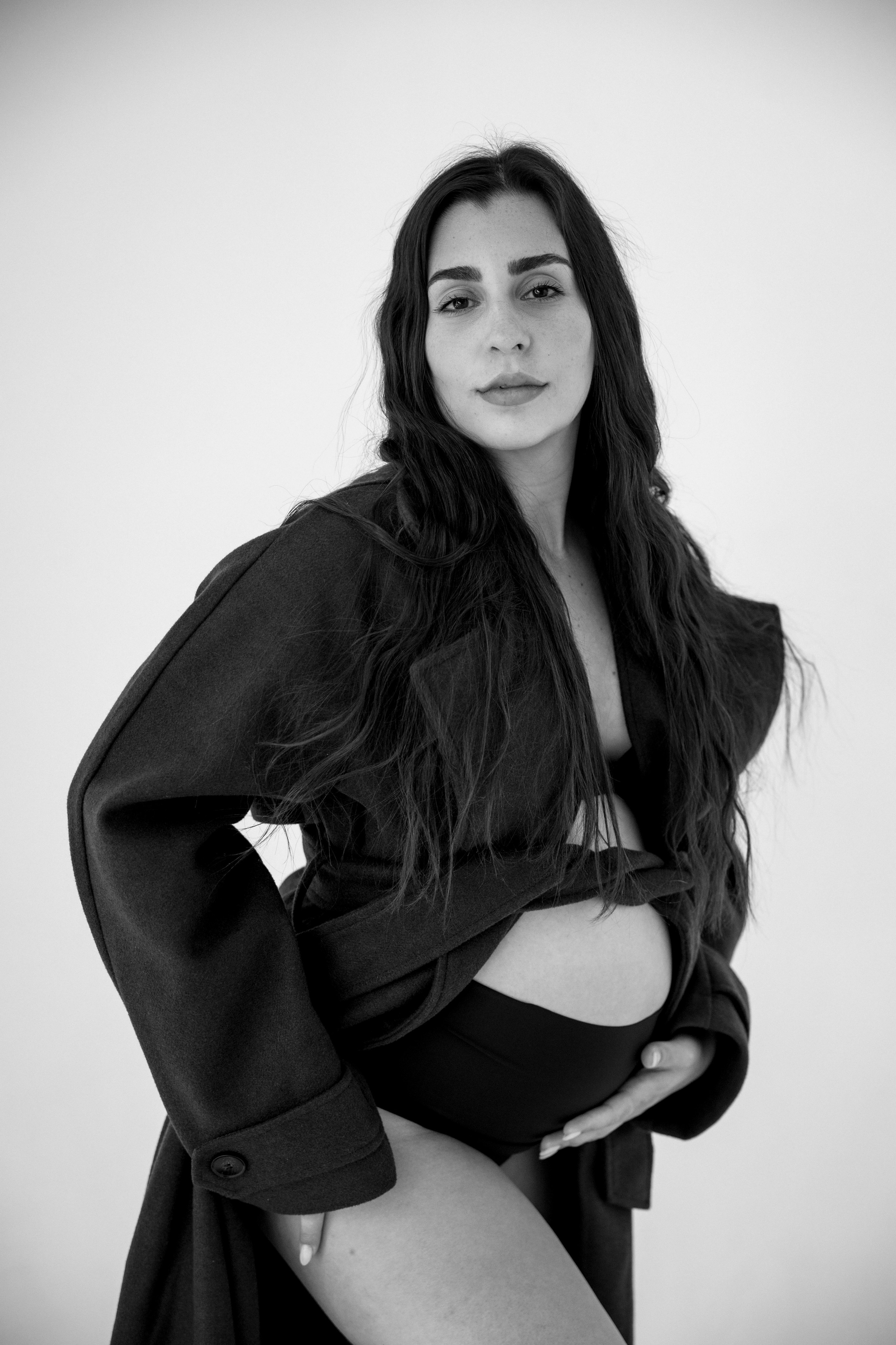 Pregnancy photoshoot inside the Grey Studio. Главная