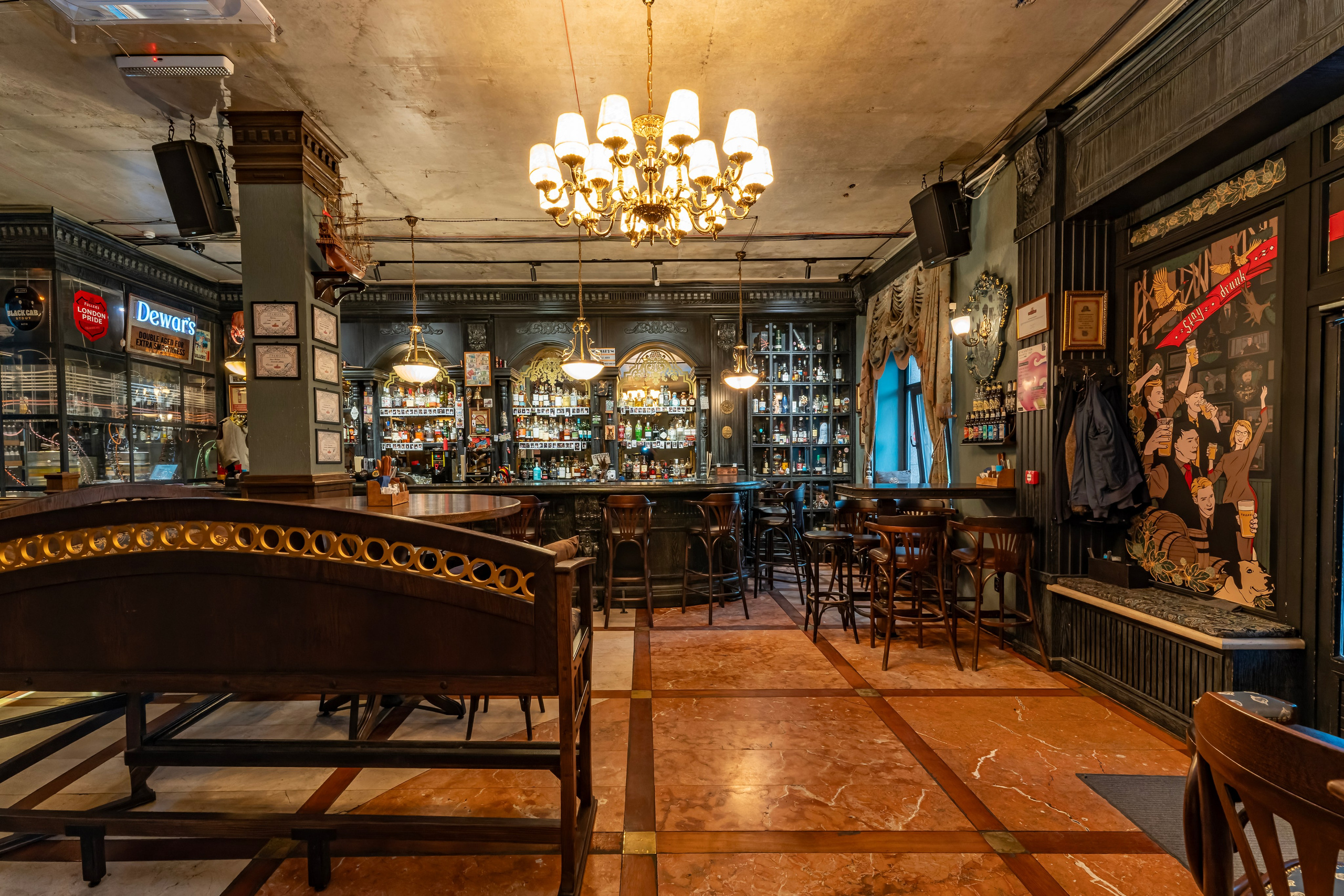 Алматы, Fuller's Pheasant Feather — первый паб сети Fuller's в Алматы, апрель 2025. Интерьерный фотограф Алматы