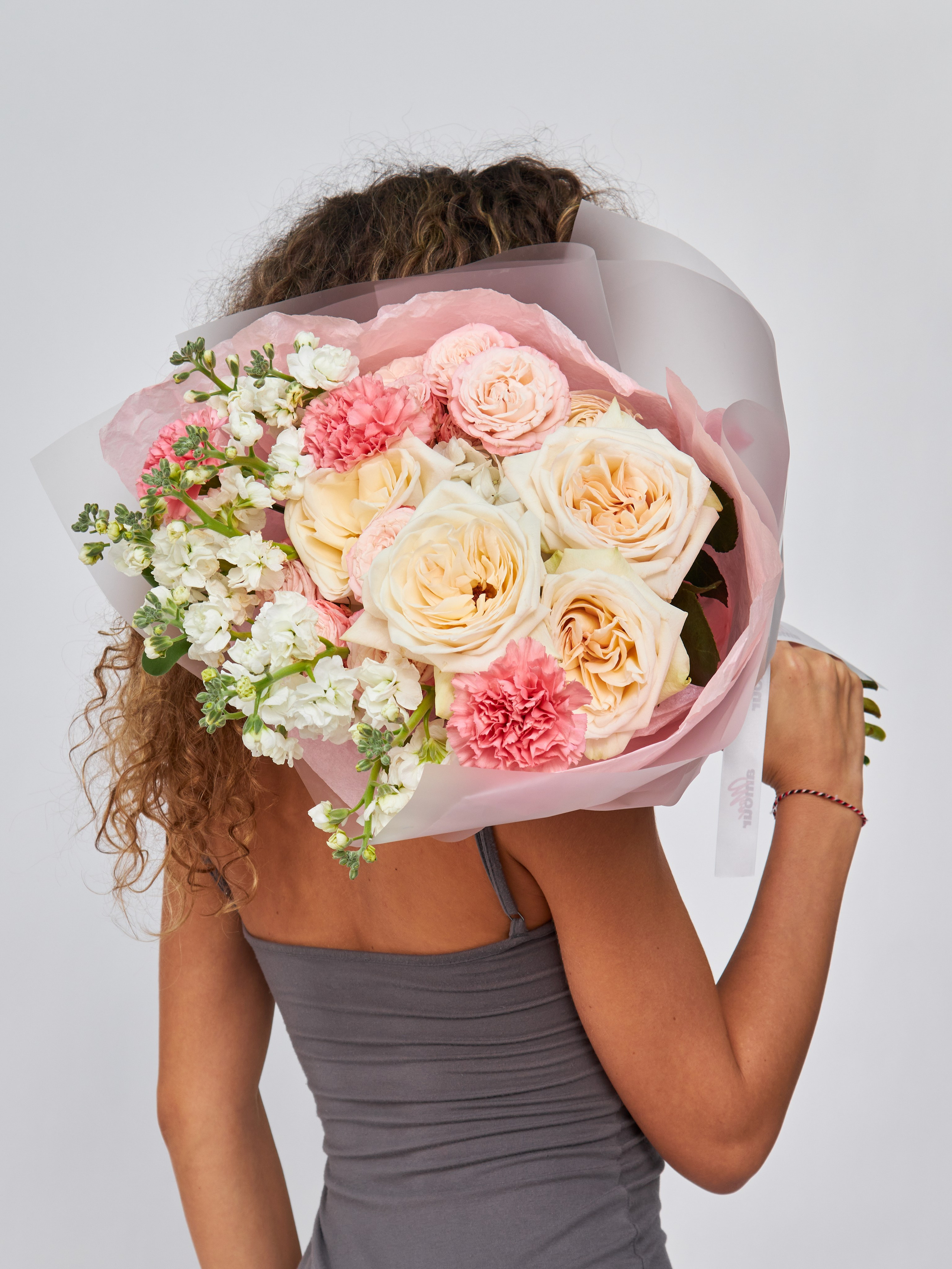 Бесплатная подготовка одежды (отпаривание, утюжка) перед съемкой каталога в нашей студии Москвы