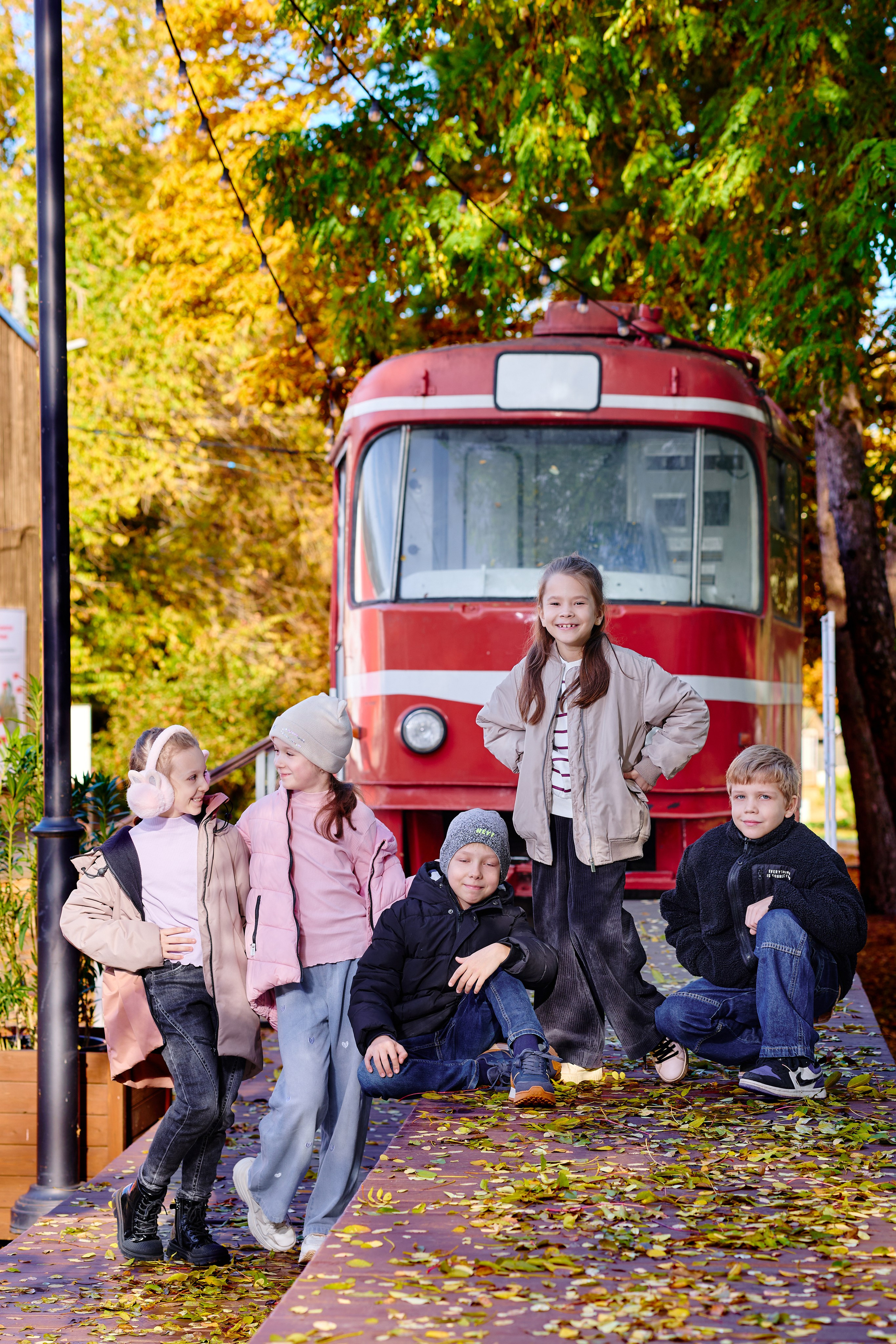 Прогулка в парке классом. Фотограф Выпускные альбомы Таганрог Сергей Коробченко