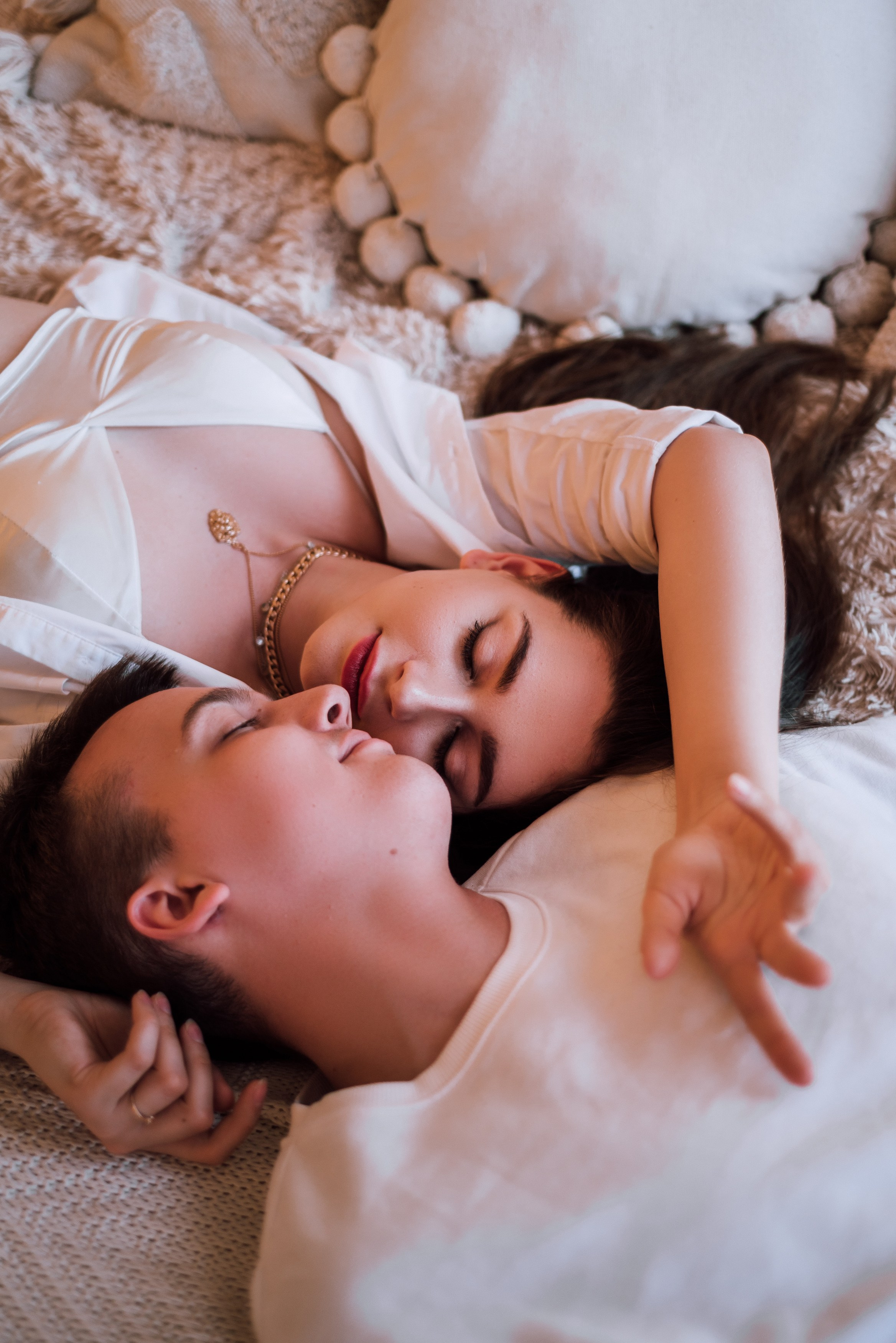 девушка и парень лежат и обнимаются на кровати