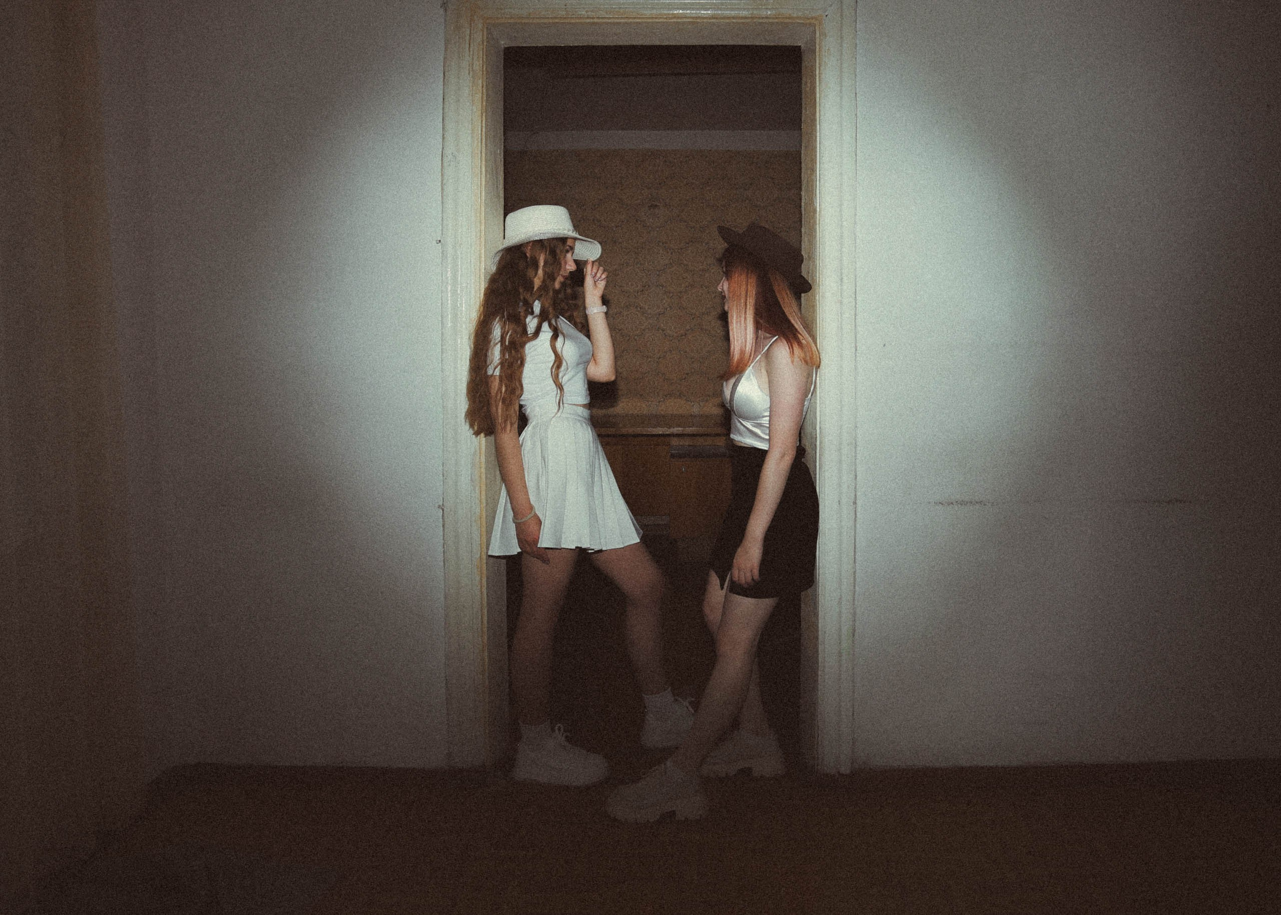 Две девицы. Фотомастерская Андрея Закоморного