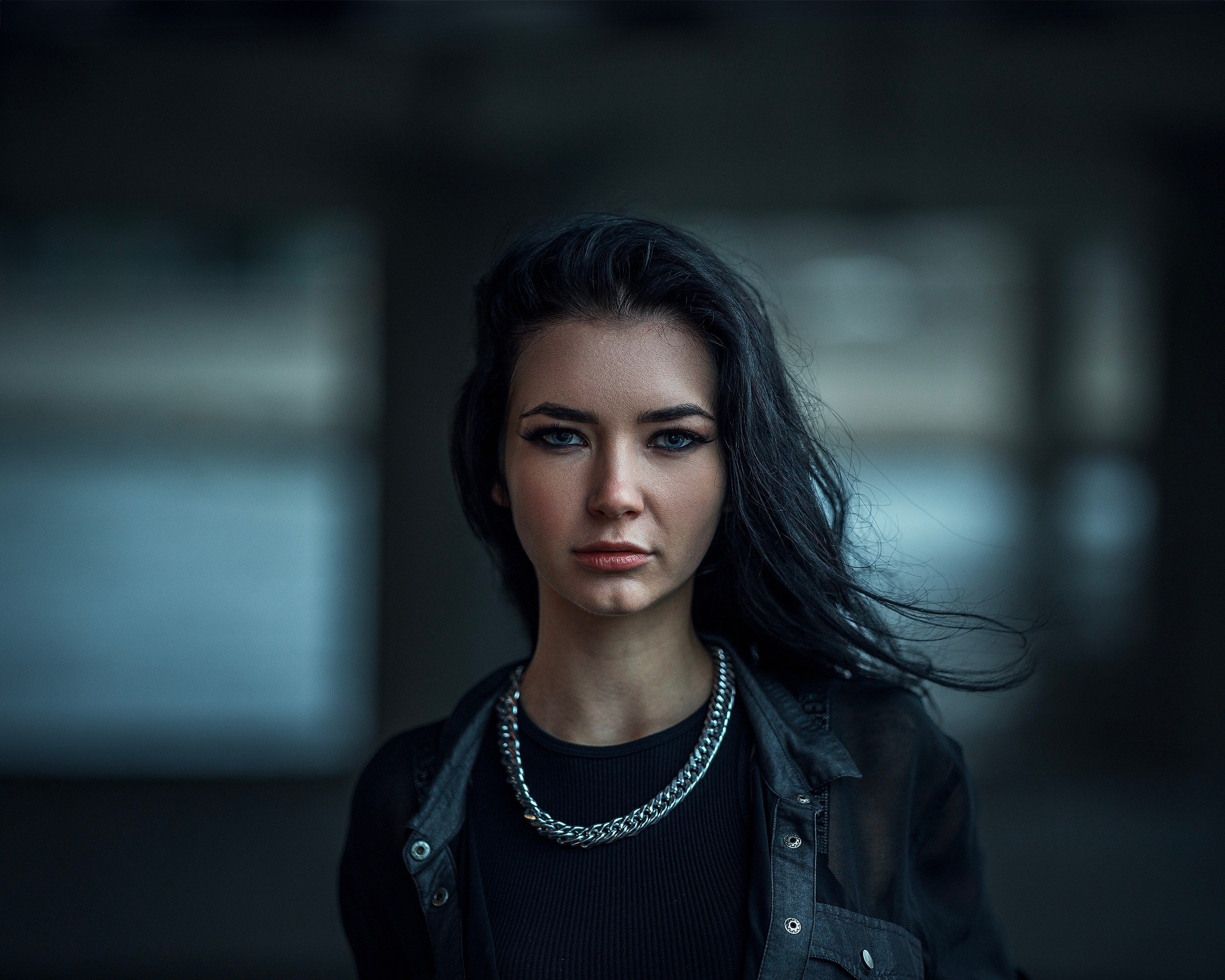 Девушка на улицах Москвы в пасмурную погоду 