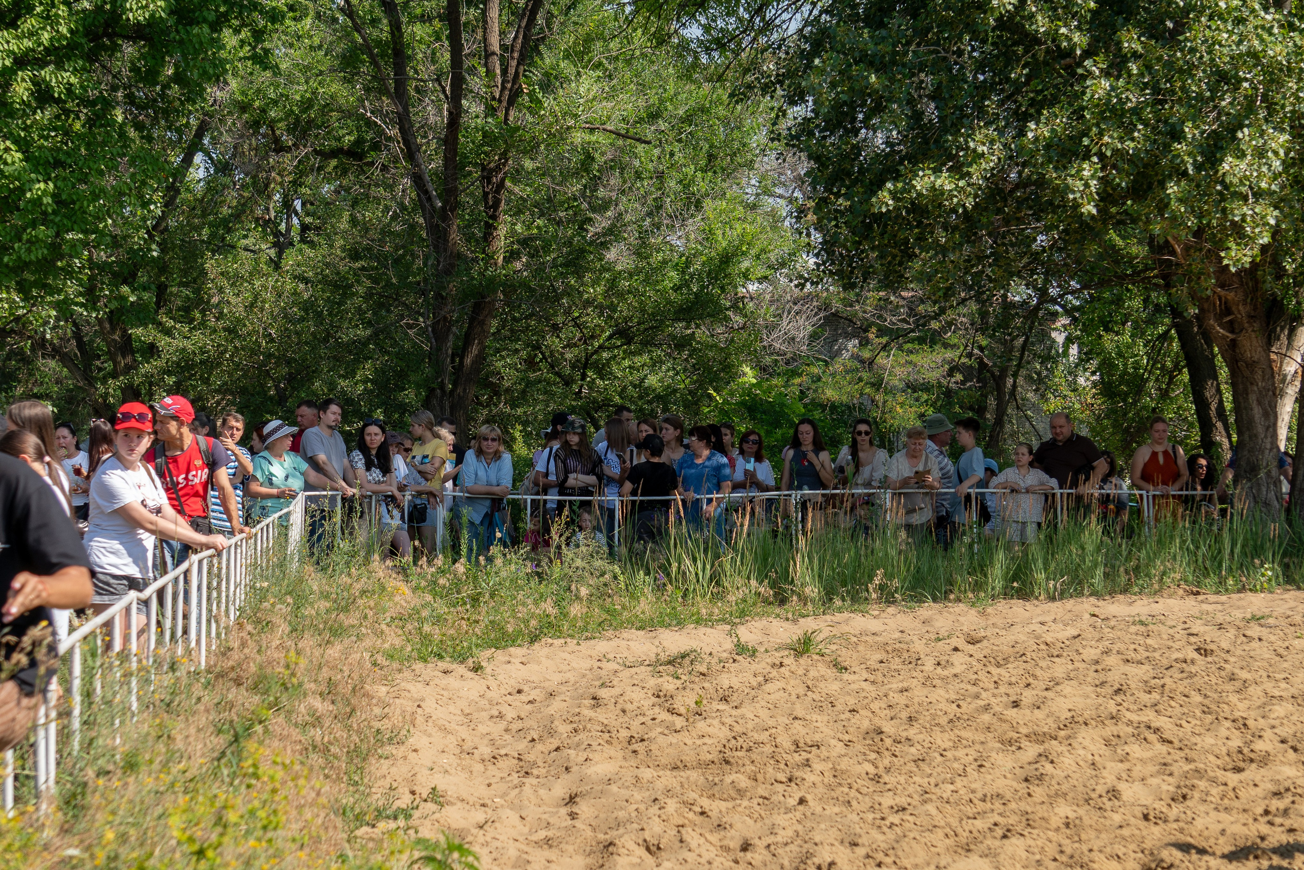 Часть зрителей, приехавших посмотреть соревнования на ипподром в Луганске, развитие спорта ЛНР, развитие спорта ДНР,  зрительская поддержка