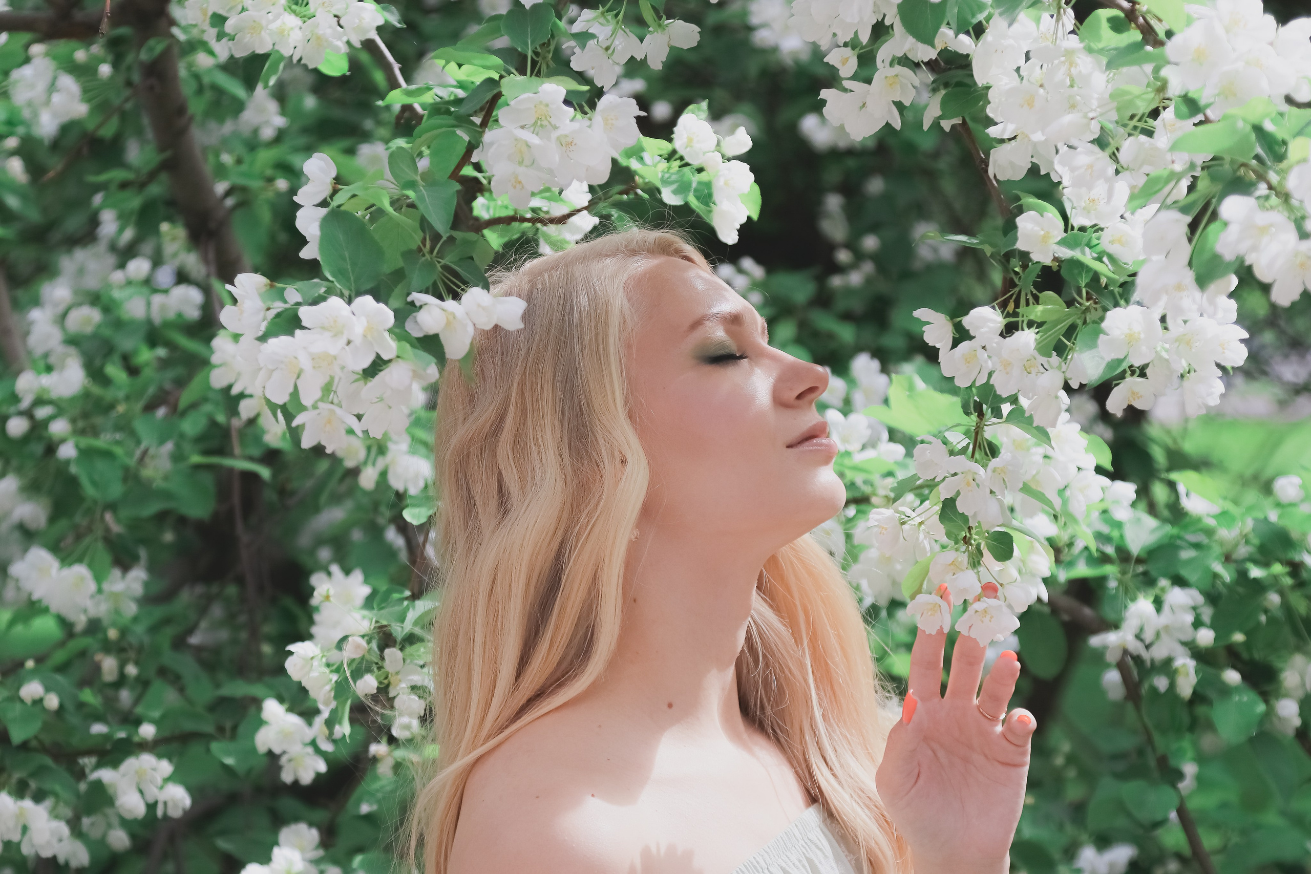 Любовь и цветущая яблоня. Портретный и пейзажный фотограф Никита Павлов