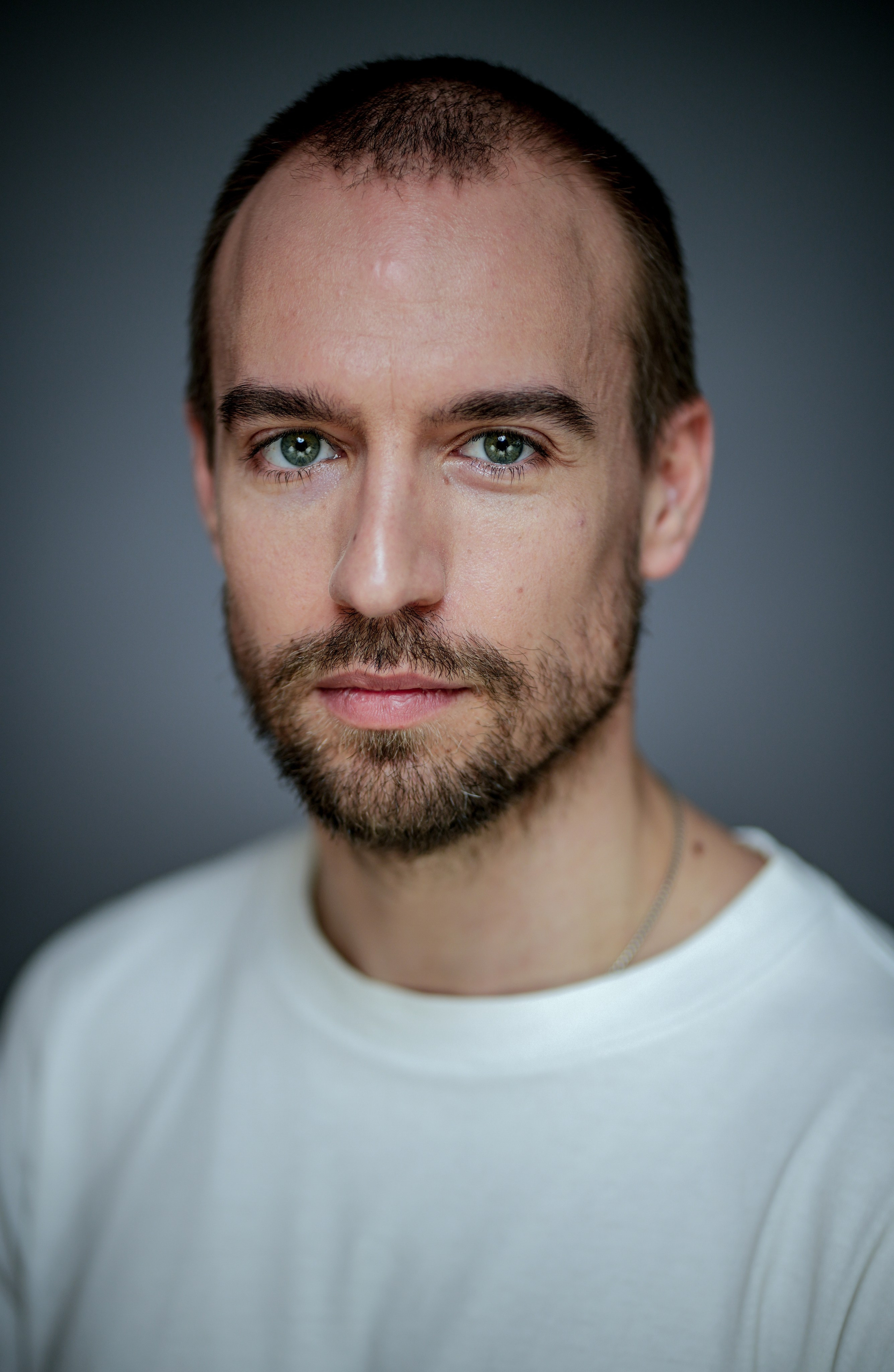 Актёр Пётр Романов. Портретная съемка в Москве, студийный фотограф Игорь Фомин