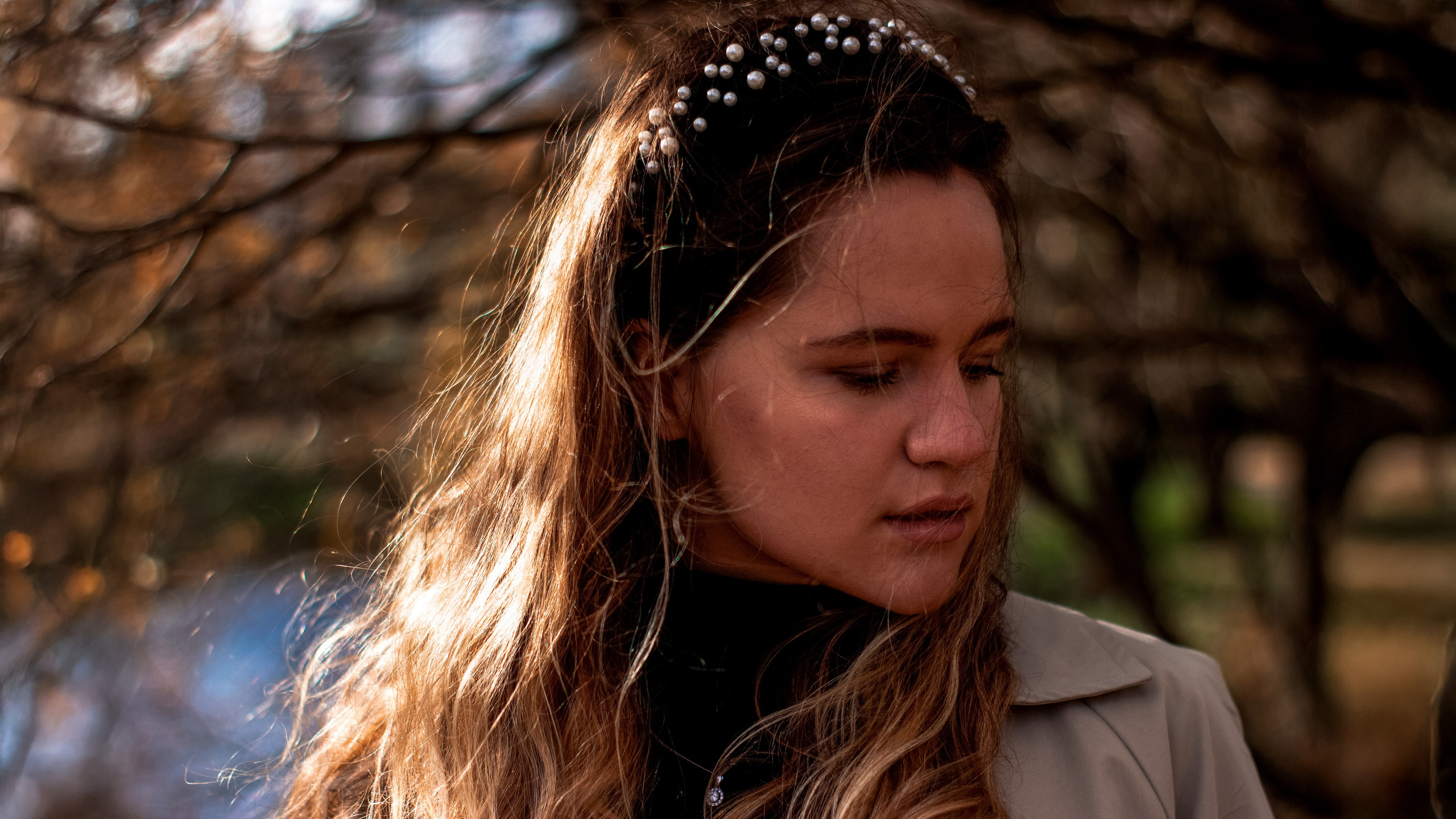 Осенняя фотосессия девушки у колонны в парке, фотограф Айси Клусова, обработка Айси Клусова