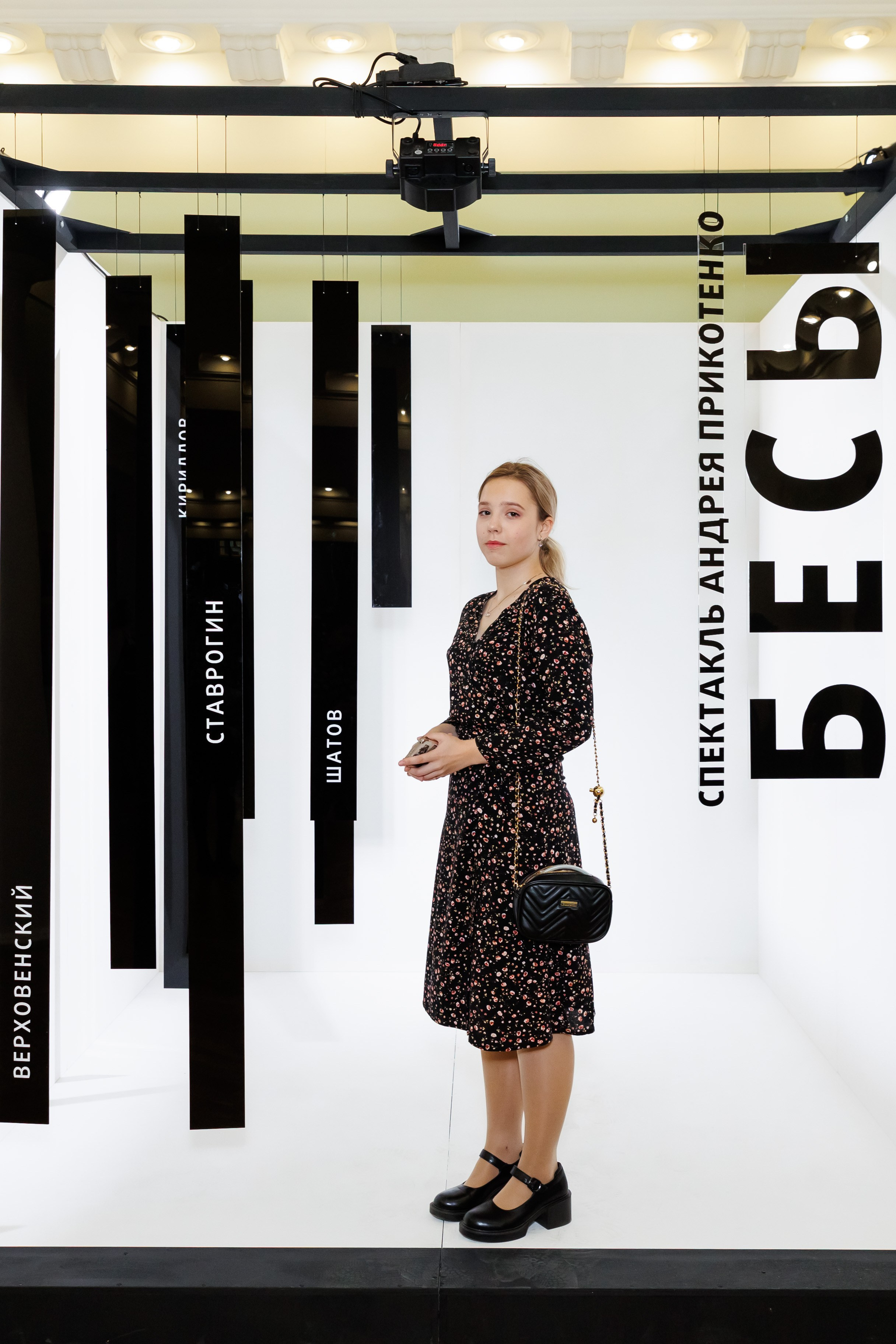 Красный факел — фотозона перед премьерой спектакля. Фотограф Новосибирск — Наталья Гресь