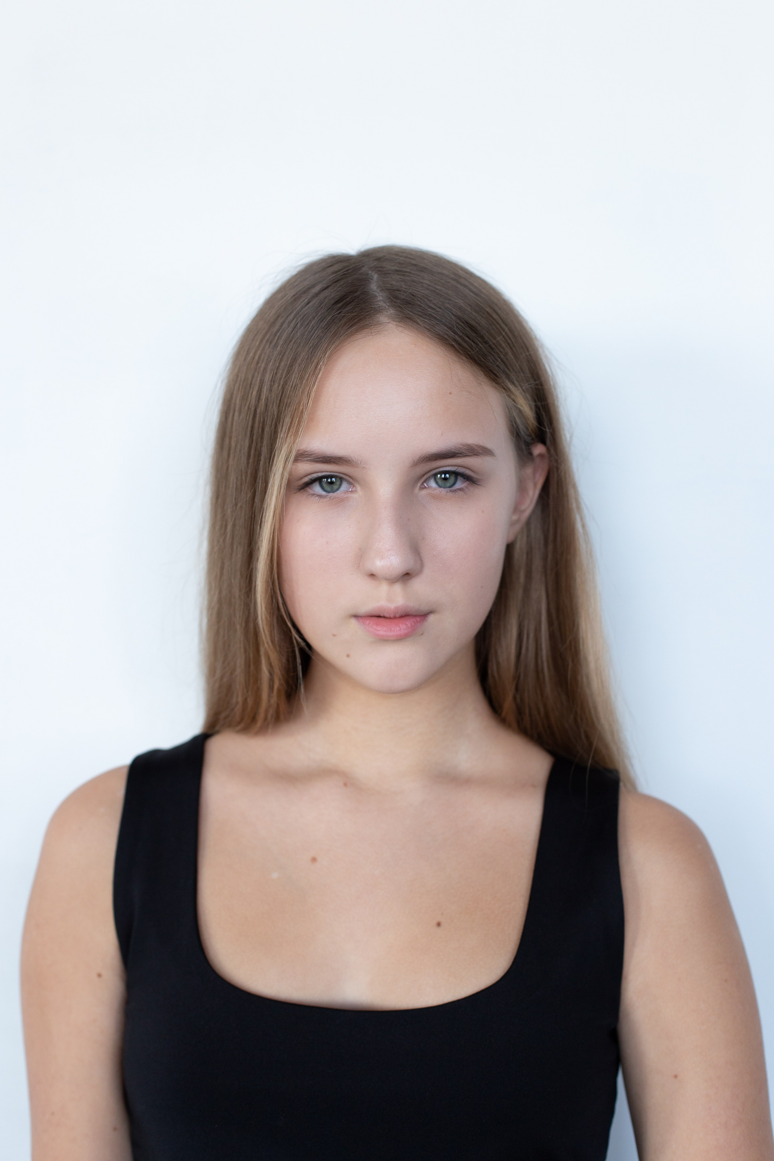 Профессиональная съемка моделей в сочинской фотостудии для модельного агентства, полароиды, снепы, снэпы. Предметный и фудфотограф в Сочи Дарина Погодаева