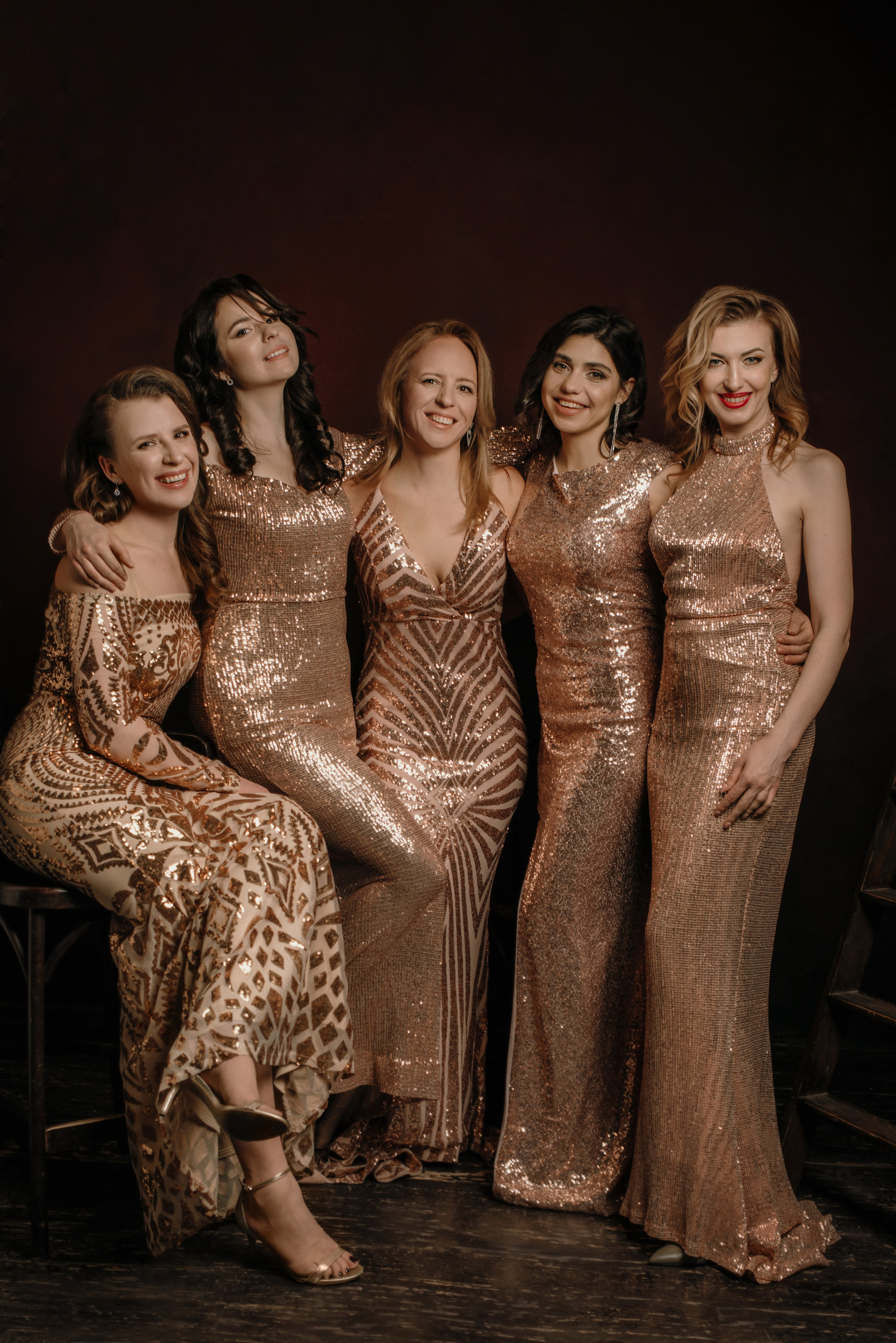 Гэтсби фотосессия  подруг в платьях с пайетками, фотодевичник от студии MOMENTOFNEAUTY