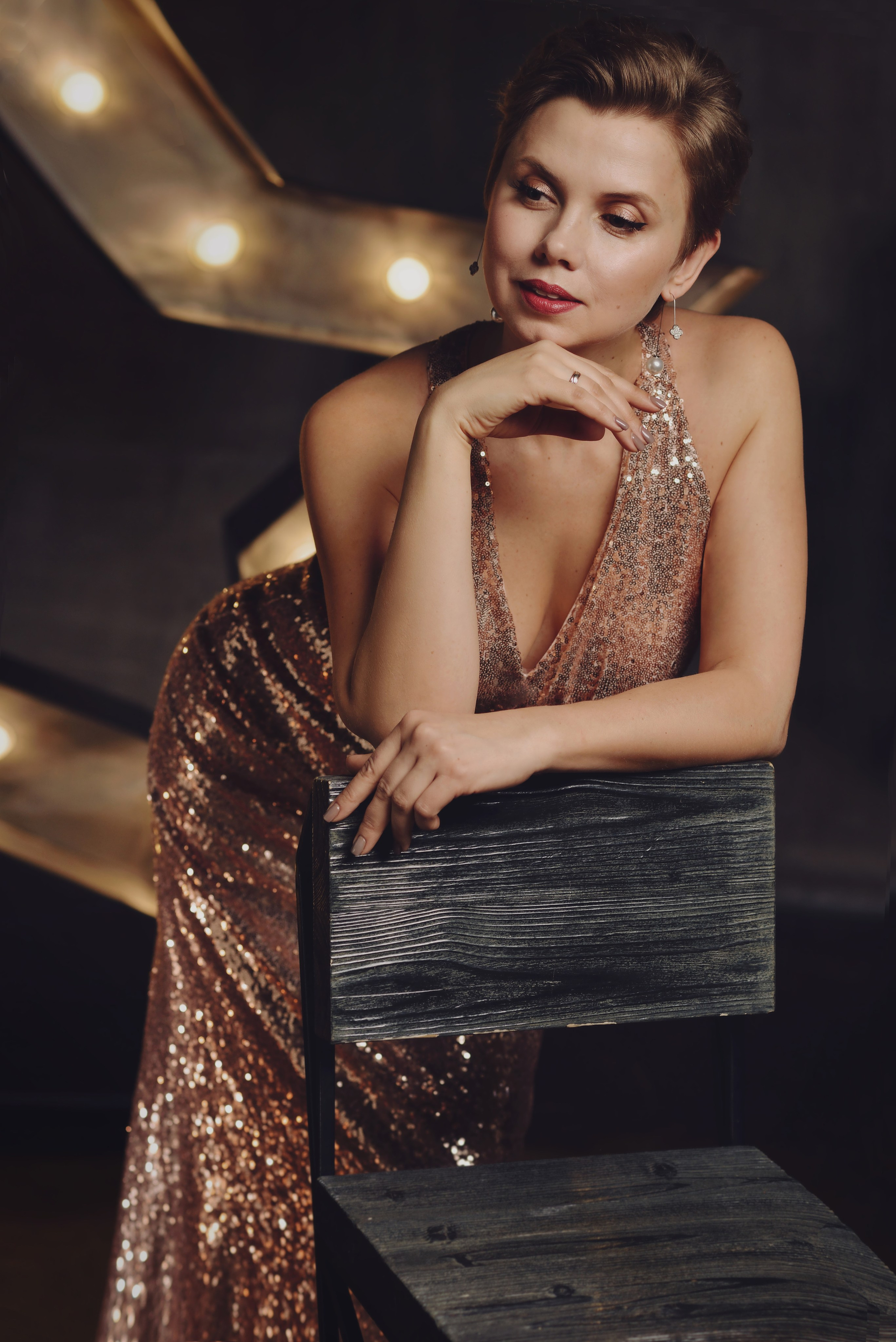 Фотосессия женщины в нарядном платье с короткой стрижкой