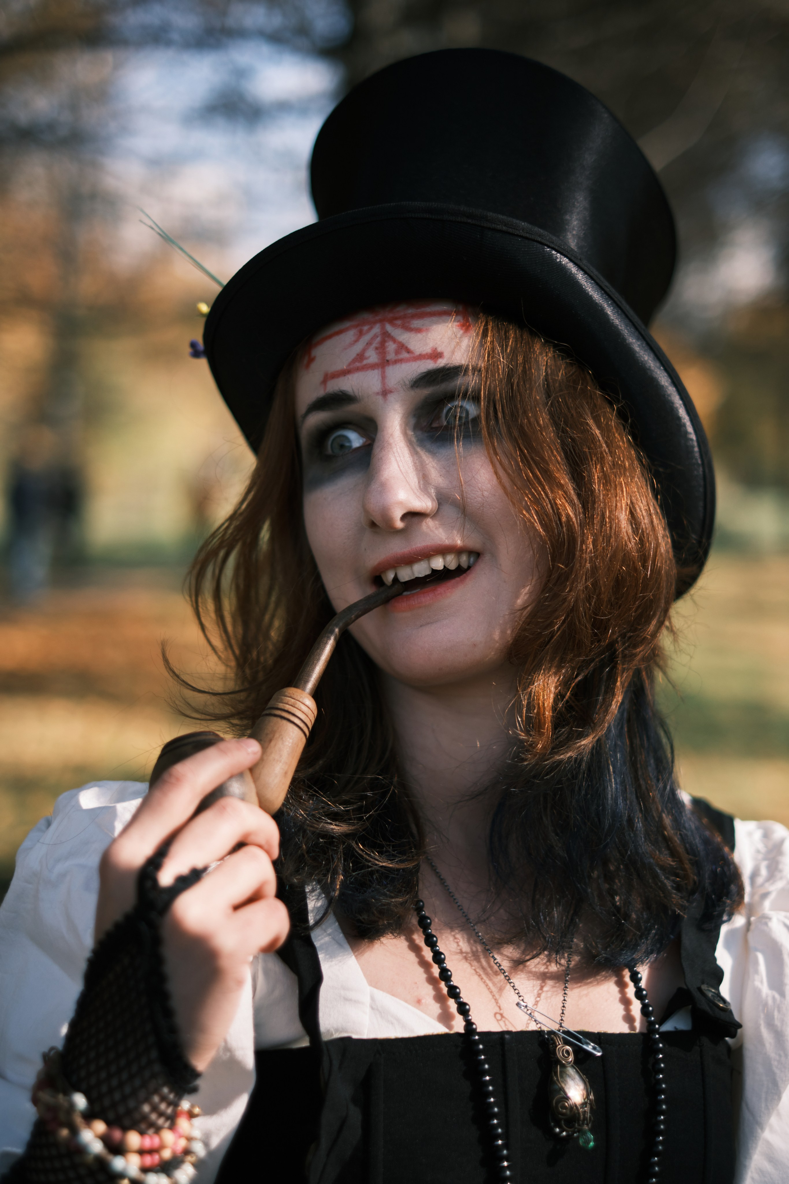 Девушка в шляпе и трубкой