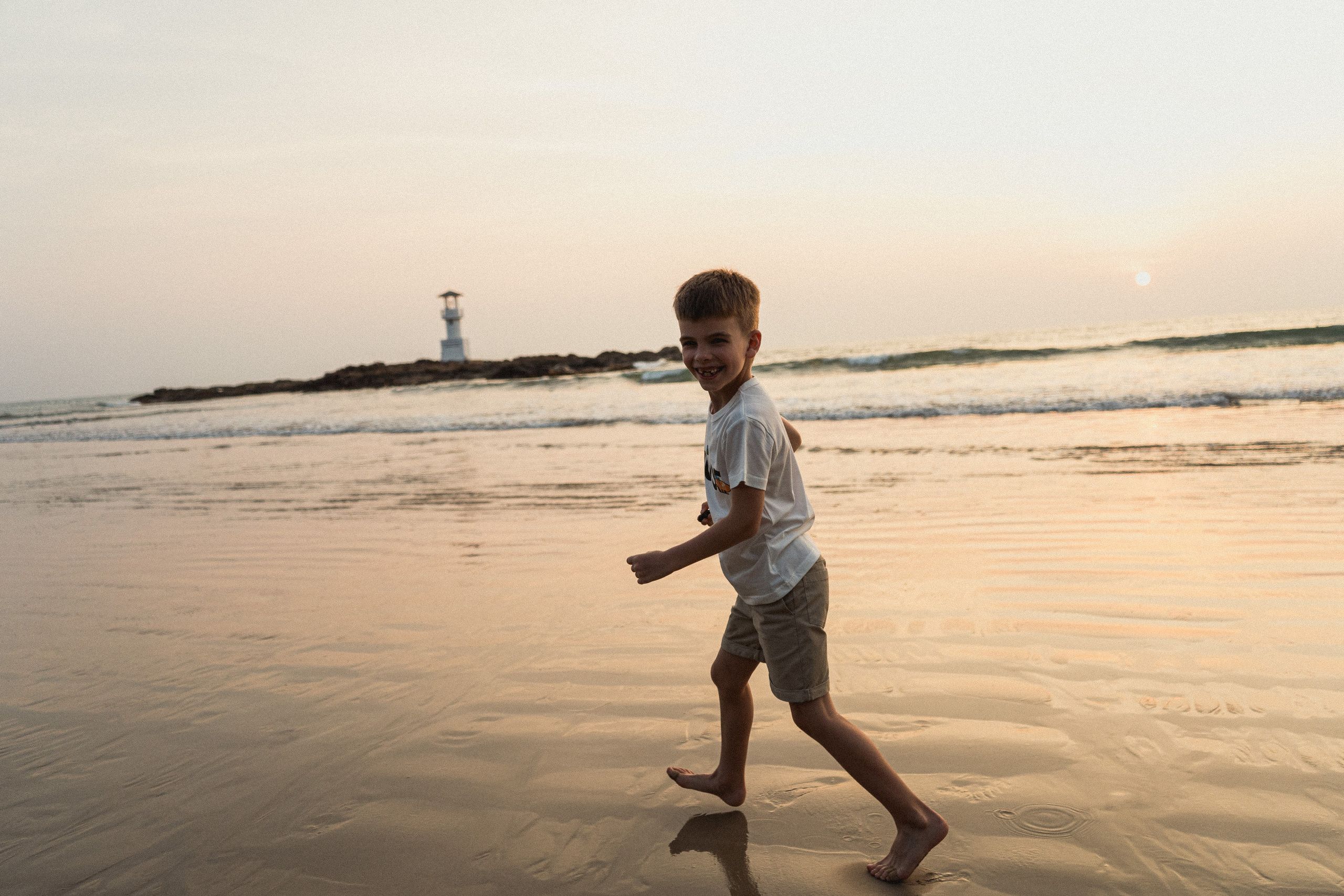 Семейная фотосъёмка на Пхукете – тепло, искренность и любовь вашей семьи на фотографиях. Ян Долматов — фотограф, видеограф и продюсер на Пхукете, Таиланд