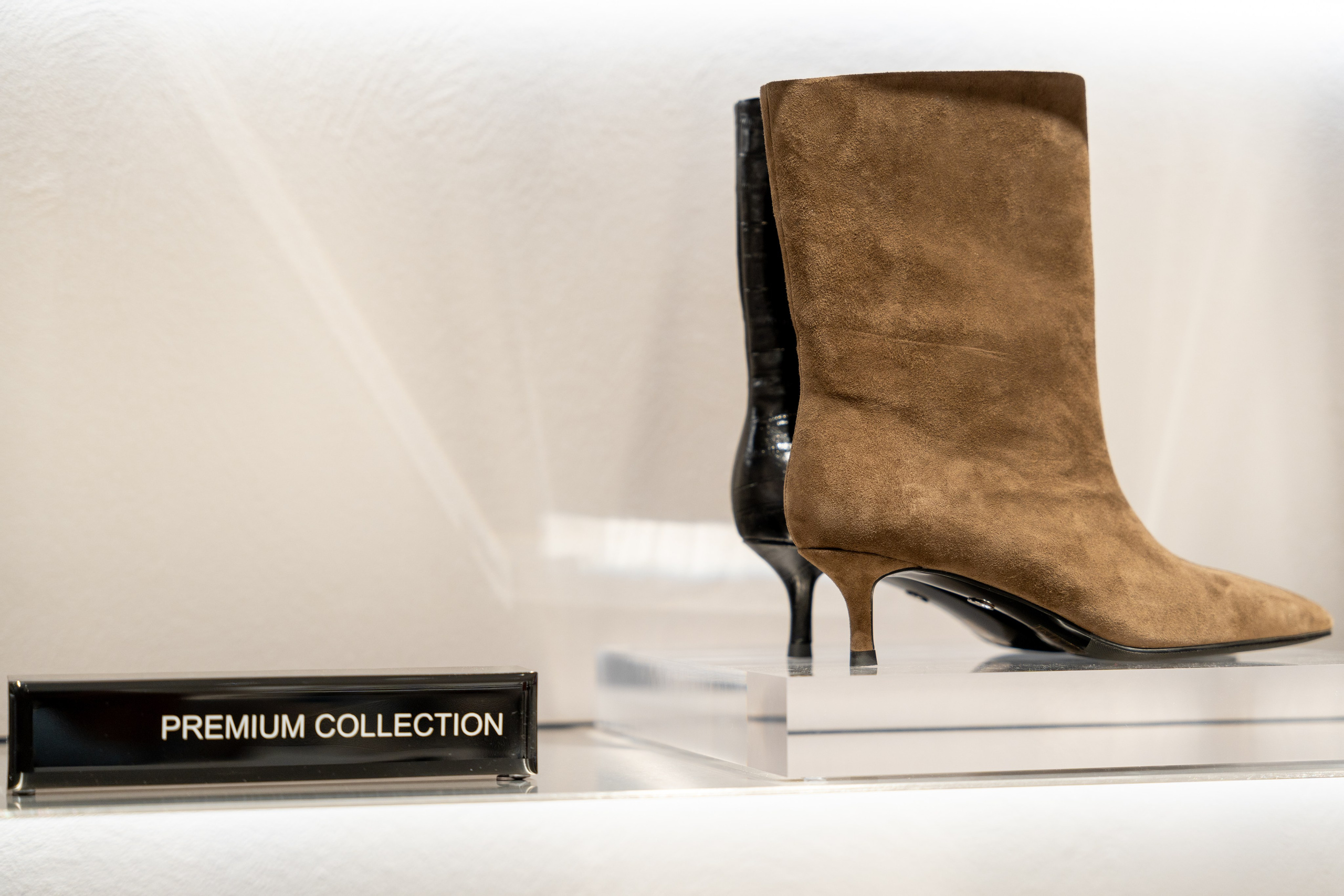 Интерьерная фотосъемка магазина Ekonika в Краснодаре — обувной бренд Профессиональная фотосъемка Ekonika — фирменный магазин в Краснодаре. Шедевры для Вас! Фотограф и Видеограф в Краснодаре Пахиев Руслан