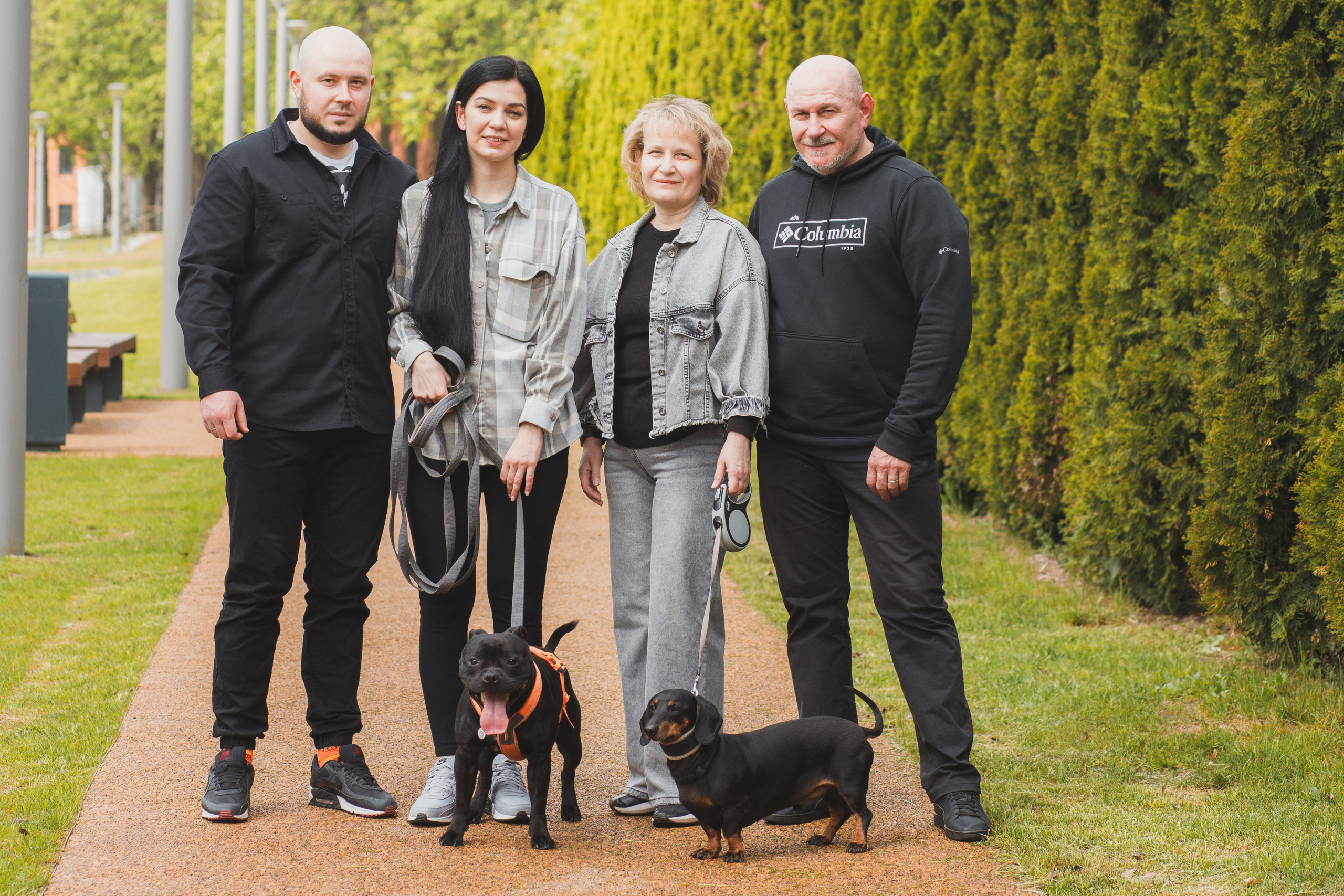 Фотопрогулка большой семьи с двумя собаками летом. Семейный и школьный фотограф в Москве Анна Ткач