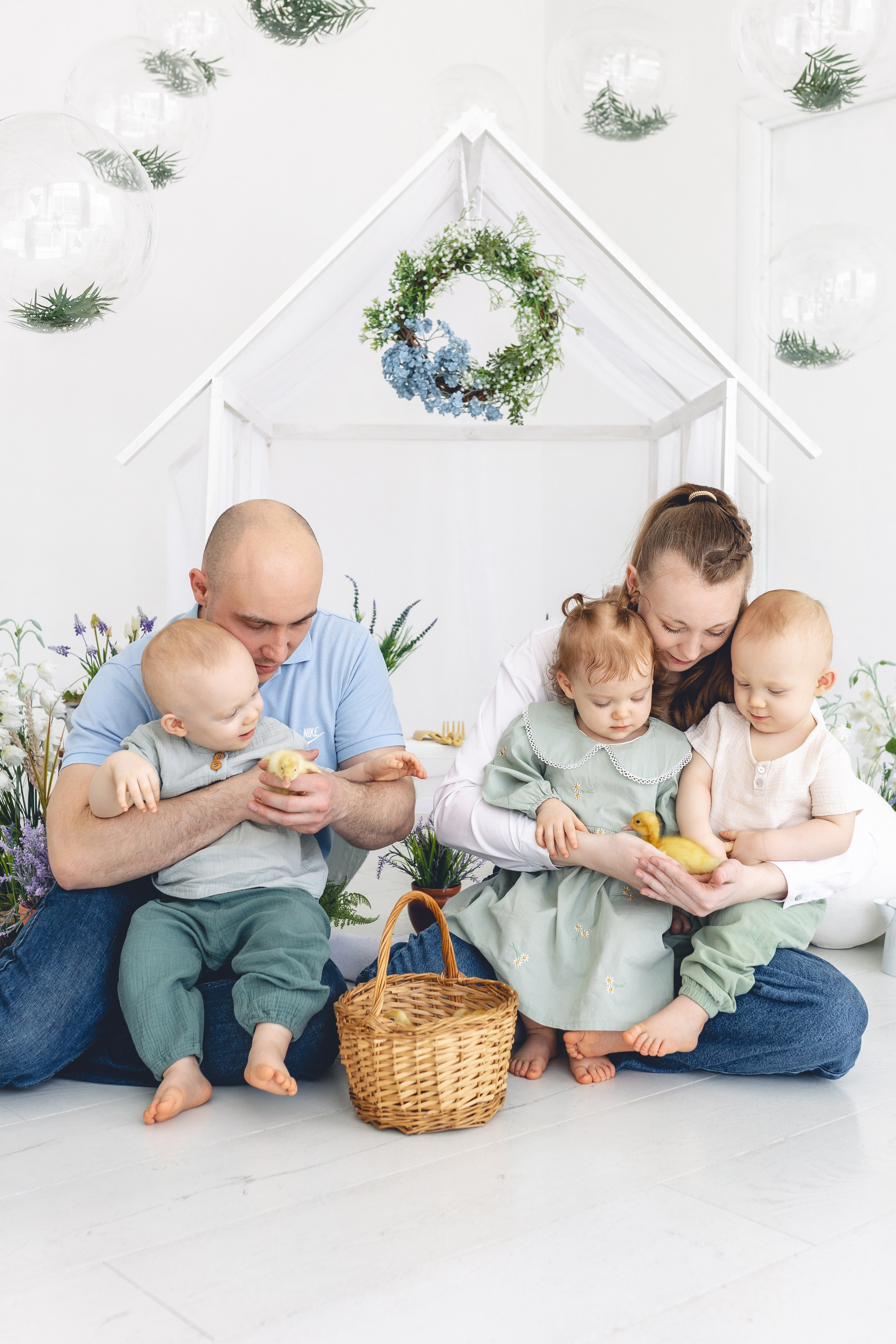 Тройняшки Варя, Миша и Женя пришли к утятам на фотосессию. Фотограф новорожденных в г. Барнаул Ренпенинг Катерина